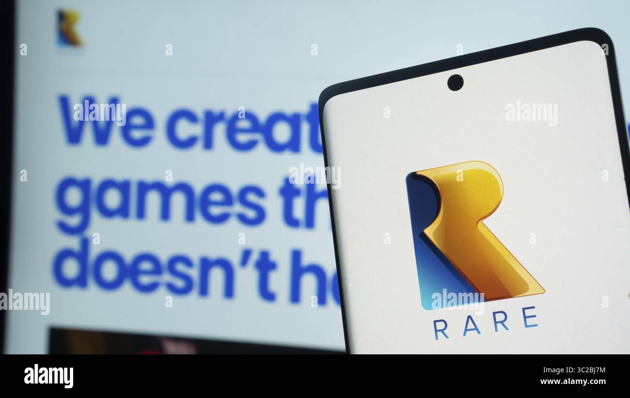 Telefono con logo raro davanti al testo del marchio Foto Stock