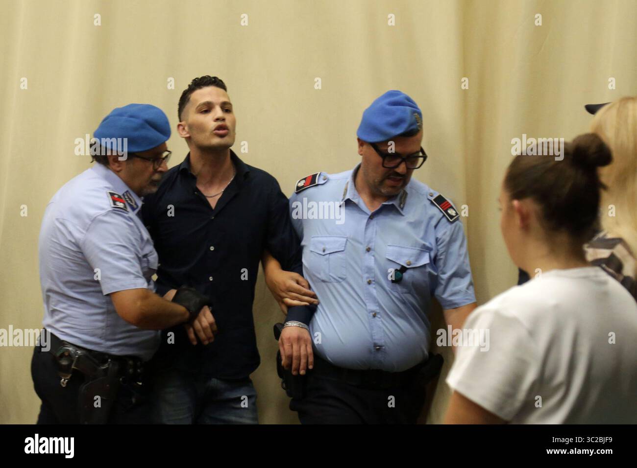 Modena, Italia. 24 luglio 2025. Modena. Per l'omicidio di Alice Neri, la giovane madre di Ravarino, uccisa la notte del 17 novembre 2022, la Corte d'assise ha dichiarato colpevole l'imputato Mohamed Gaaloul e lo ha condannato a 30 anni di carcere. Nella foto è Mohamed Gaaloul che dichiara la sua innocenza dopo la lettura del verdetto. Credito: Agenzia fotografica indipendente/Alamy Live News Foto Stock