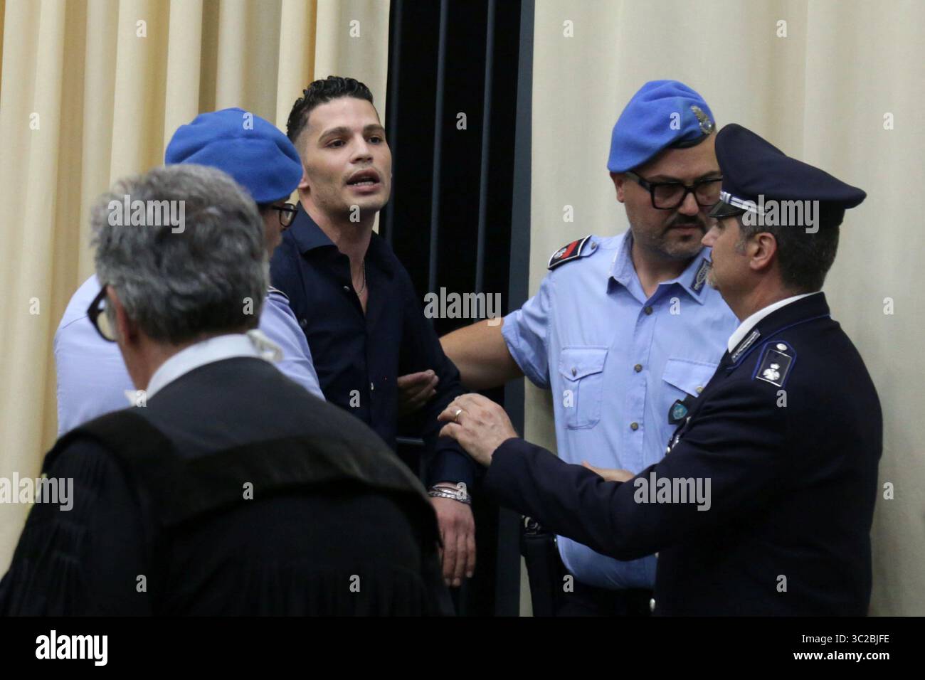 Modena, Italia. 24 luglio 2025. Modena. Per l'omicidio di Alice Neri, la giovane madre di Ravarino, uccisa la notte del 17 novembre 2022, la Corte d'assise ha dichiarato colpevole l'imputato Mohamed Gaaloul e lo ha condannato a 30 anni di carcere. Nella foto è Mohamed Gaaloul che dichiara la sua innocenza dopo la lettura del verdetto. Credito: Agenzia fotografica indipendente/Alamy Live News Foto Stock