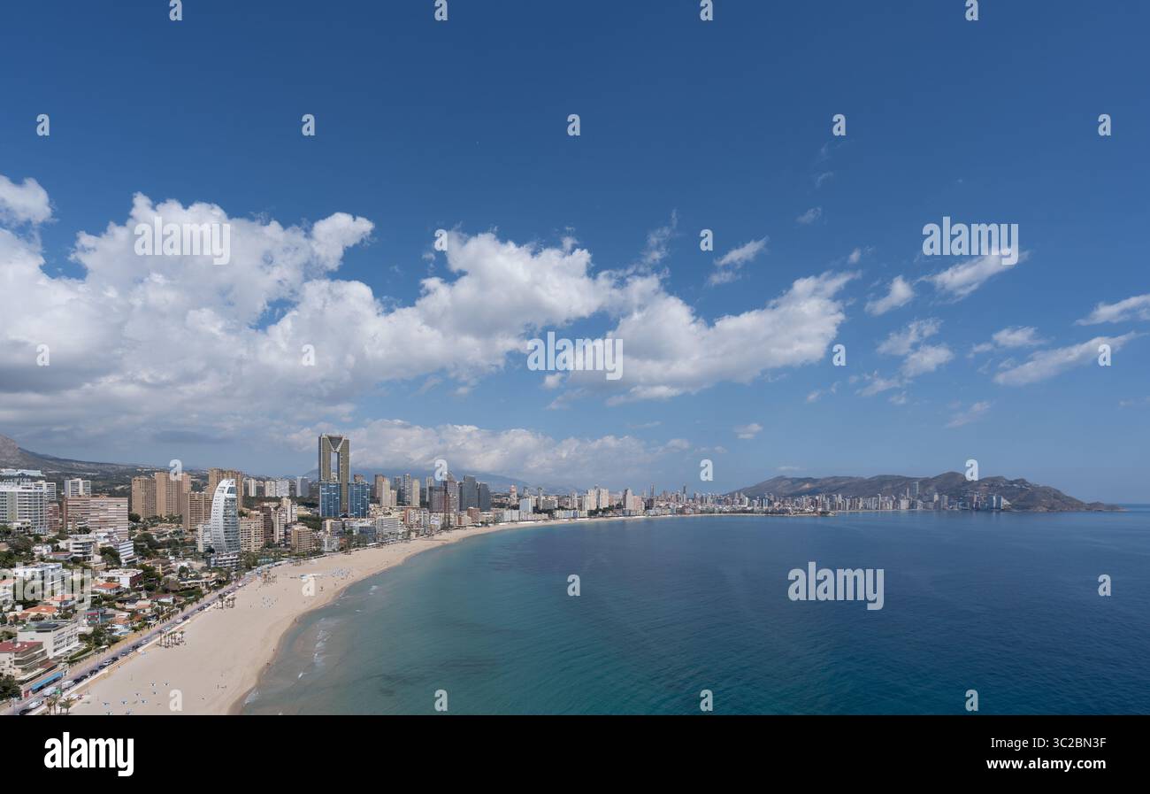 Una vista della parte meridionale di Benidorm dalla piattaforma di osservazione di Tossal de la Cala Foto Stock