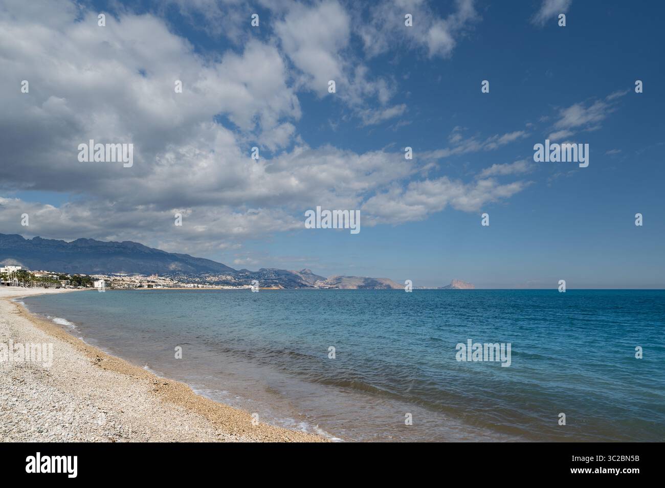 Vista dalla spiaggia di El Albir in Spagna Foto Stock