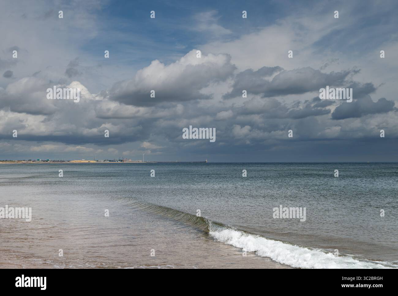 Guardando a nord lungo la spiaggia di Seaton Sluice verso Blyth Foto Stock