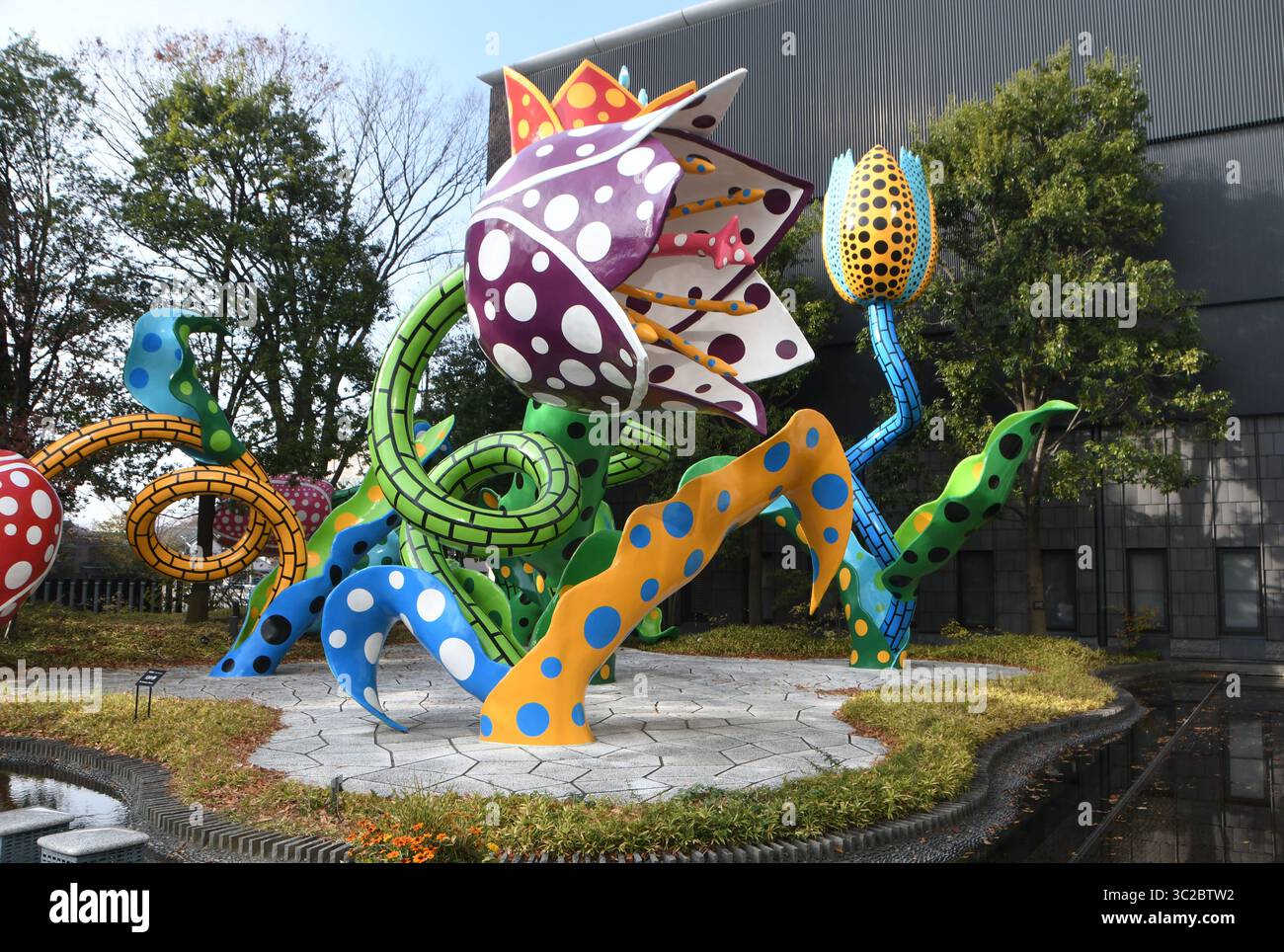 18 novembre 2018 - Matsumoto, Giappone - i punti Polka sono una caratteristica dell'arte di Yayoi Kusama presso il Museo d'Arte della città di Matsumoto, nella sua città natale, Matsumoto, Giappone, domenica 18 novembre 2018. Anche alcuni degli autobus cittadini e i distributori automatici del museo hanno dei punti polka. (Immagine di credito: © Mark Hertzberg/ZUMA Wire) Foto Stock