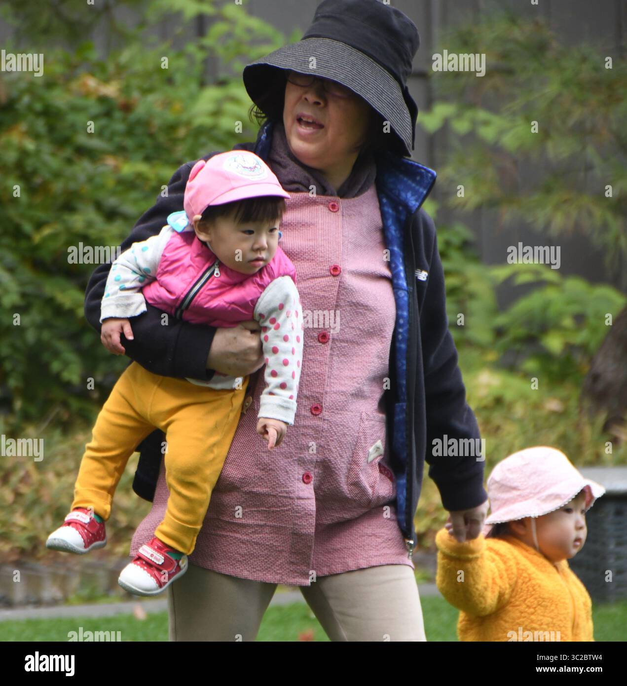 18 novembre 2018 - Matsumoto, Giappone - bambini in un programma di assistenza all'infanzia gioca al Matsumoto City Museum of Art di Matsumoto, Giappone, domenica 18 novembre 2018. (Immagine di credito: © Mark Hertzberg/ZUMA Wire) Foto Stock