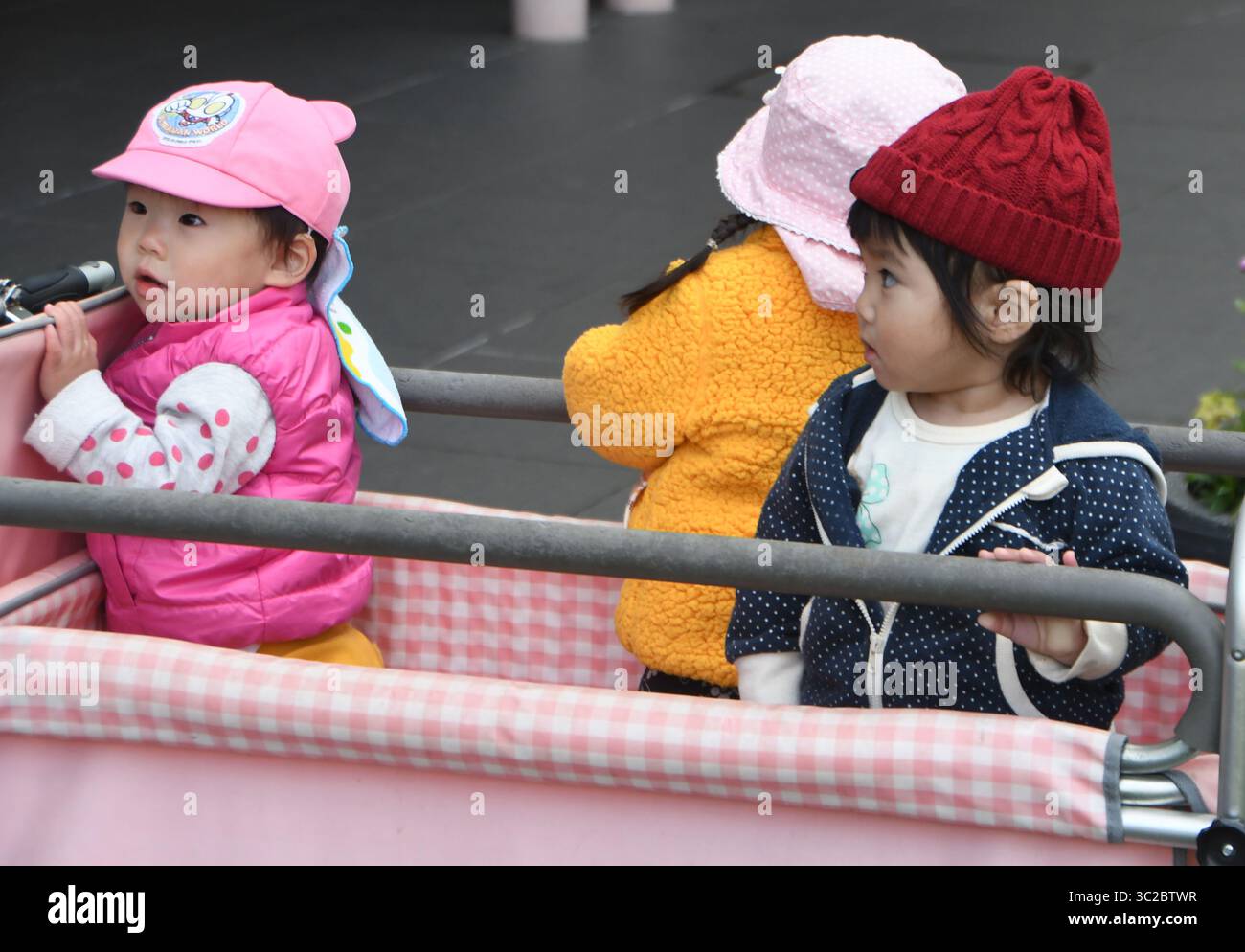18 novembre 2018 - Matsumoto, Giappone - bambini in un programma di assistenza all'infanzia gioca al Matsumoto City Museum of Art di Matsumoto, Giappone, domenica 18 novembre 2018. (Immagine di credito: © Mark Hertzberg/ZUMA Wire) Foto Stock