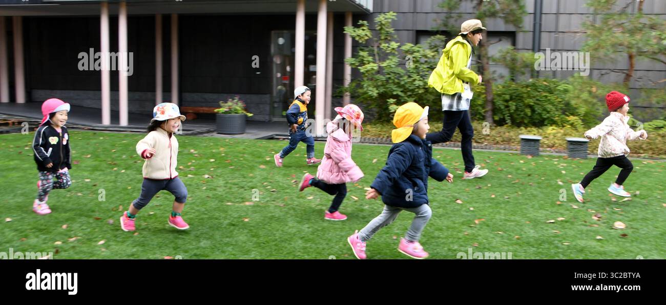 18 novembre 2018 - Matsumoto, Giappone - bambini in un programma di assistenza all'infanzia gioca al Matsumoto City Museum of Art di Matsumoto, Giappone, domenica 18 novembre 2018. (Immagine di credito: © Mark Hertzberg/ZUMA Wire) Foto Stock
