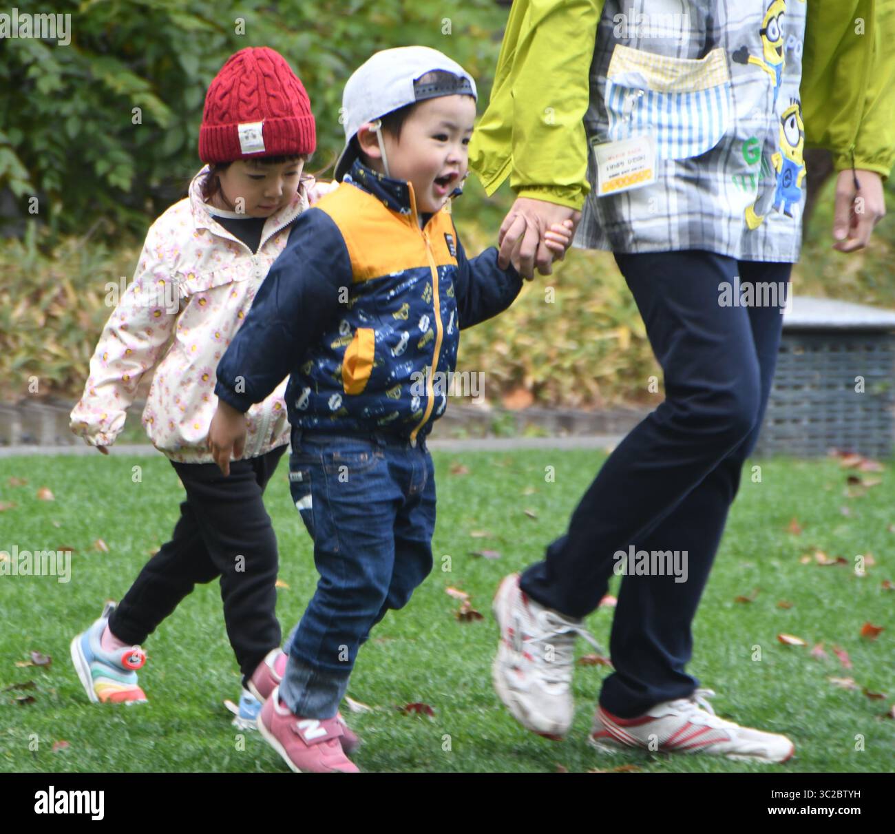 18 novembre 2018 - Matsumoto, Giappone - bambini in un programma di assistenza all'infanzia gioca al Matsumoto City Museum of Art di Matsumoto, Giappone, domenica 18 novembre 2018. (Immagine di credito: © Mark Hertzberg/ZUMA Wire) Foto Stock