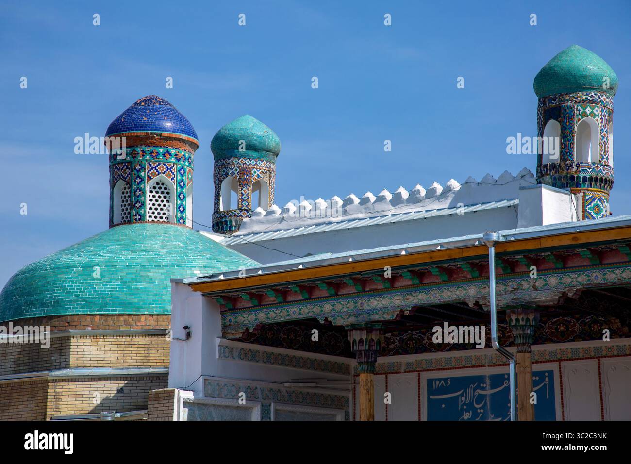 Le cupole di un palazzo nella città di Kokand. Uzbekistan. Foto Stock