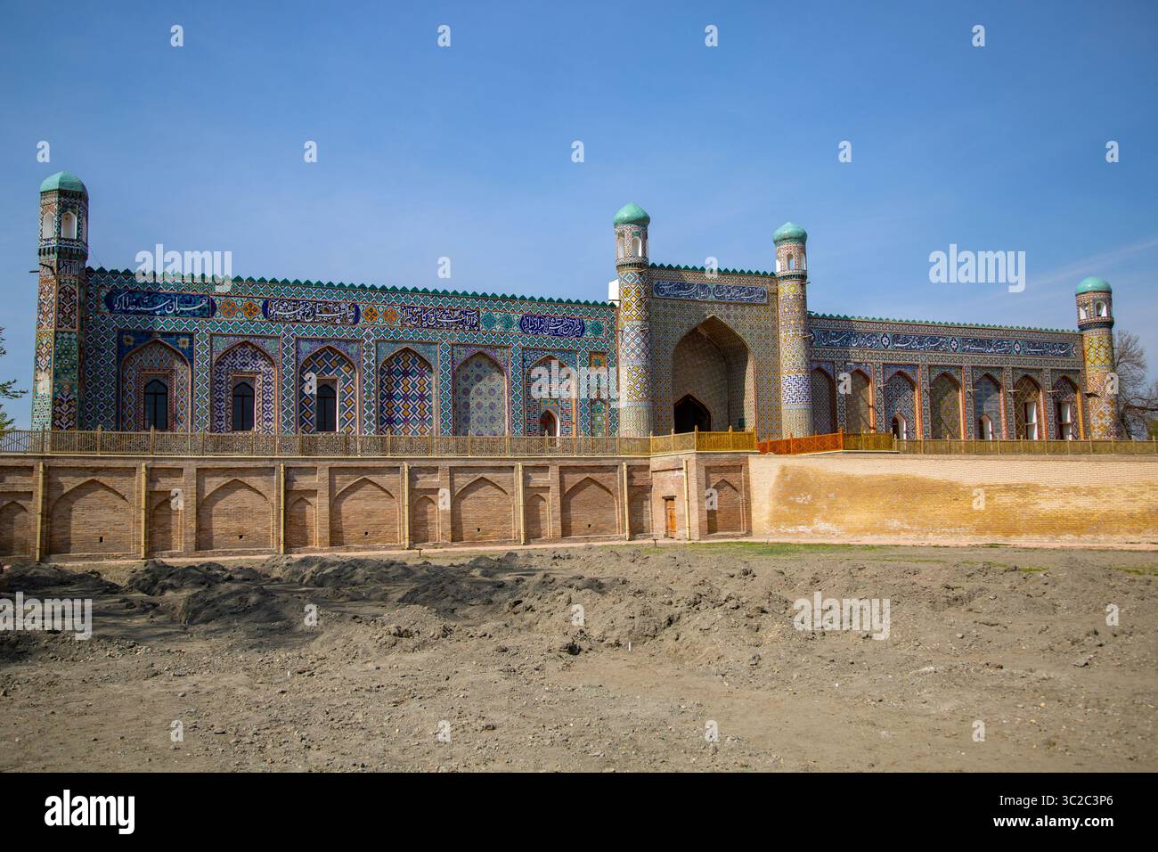 La facciata di un palazzo nella città di Kokand. Uzbekistan. Foto Stock