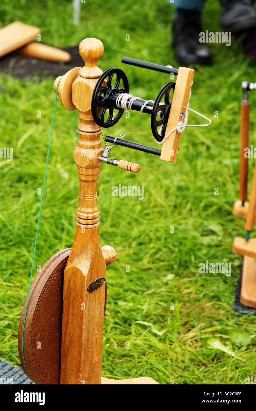 dettaglio di una tradizionale ruota in legno che gira Foto Stock