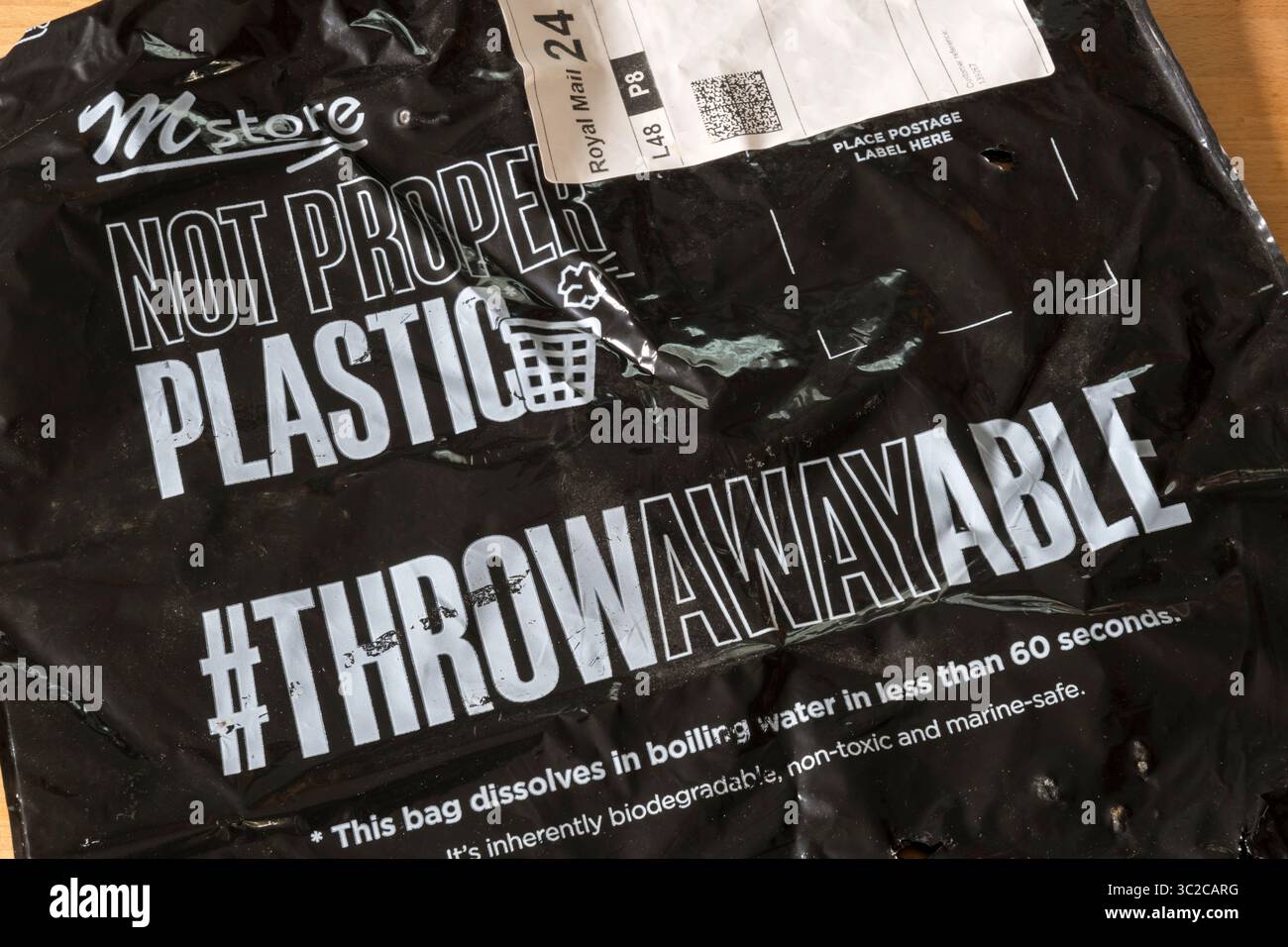 Un sacchetto biodegradabile prodotto da Mstore, contrassegnato come plastica non adeguata e riutilizzabile. Foto Stock
