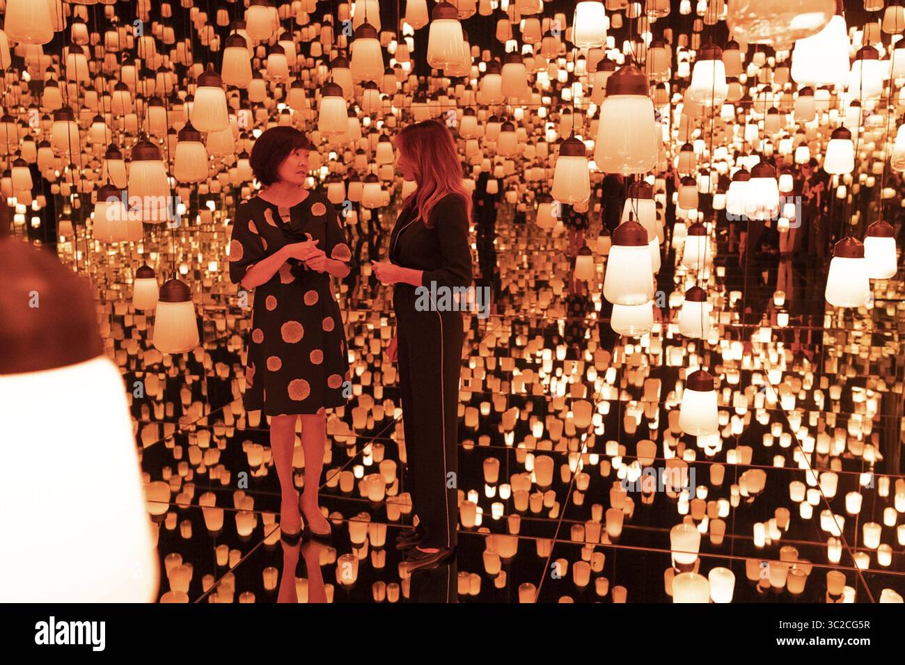 26 maggio 2019 - Tokyo, Giappone - la First Lady statunitense Melania Trump, Right, e Akie Abe, moglie del primo ministro giapponese Shinzo Abe, visitano la mostra senza confini al Mori Building Digital Art Museum 26 maggio 2019 a Tokyo, Giappone. (Immagine di credito: © Andrea Hanks via ZUMA Wire) Foto Stock