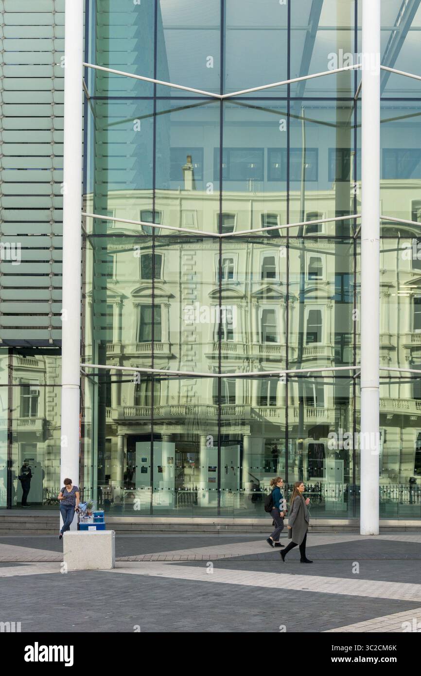 Edifici d'epoca sulla Exhibition Road, Londra, riflessi nella facciata in vetro dell'Imperial College. Foto Stock