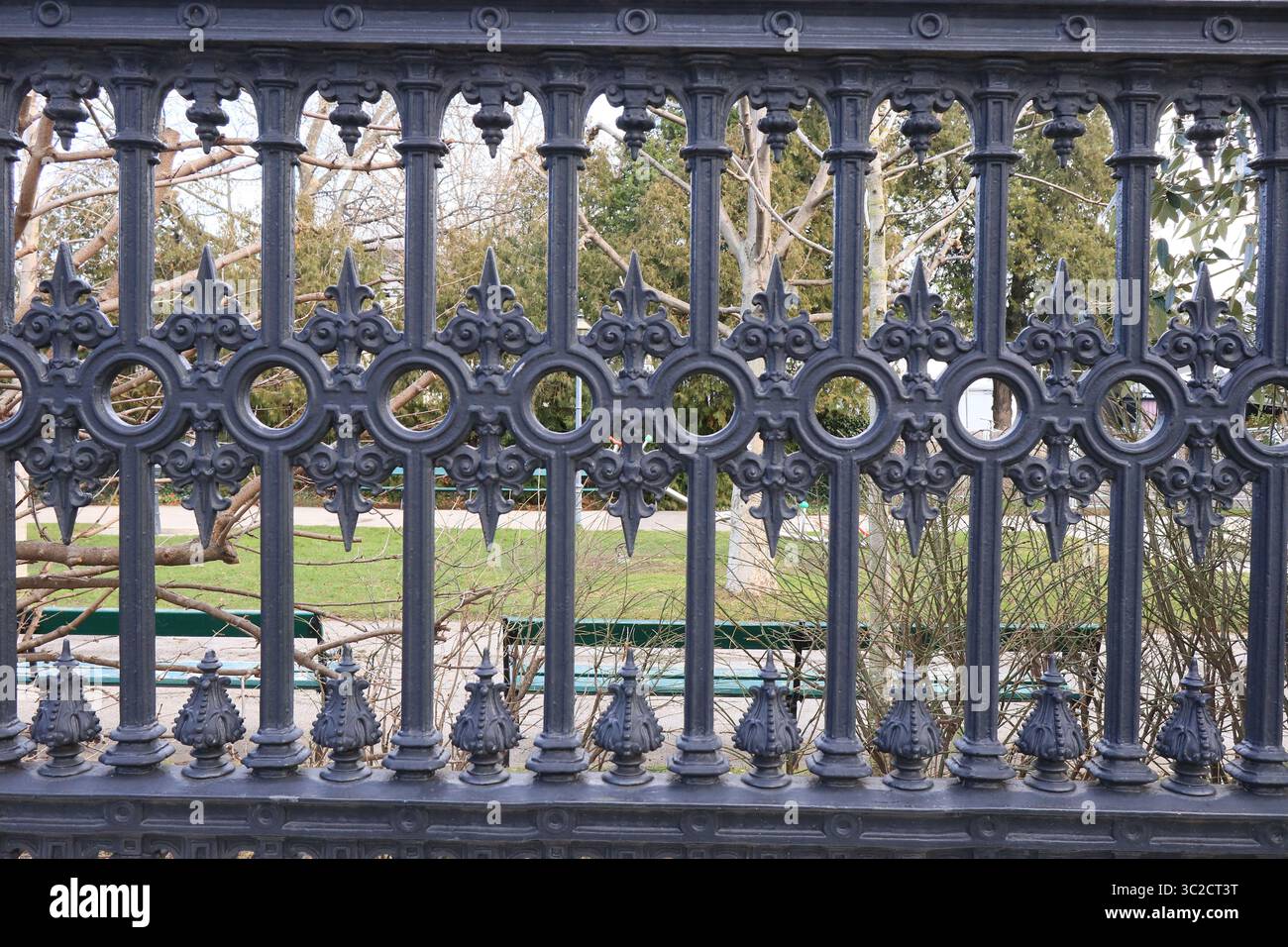 Una recinzione metallica con molti buchi. I fori si trovano al centro della recinzione e sono distanziati Foto Stock