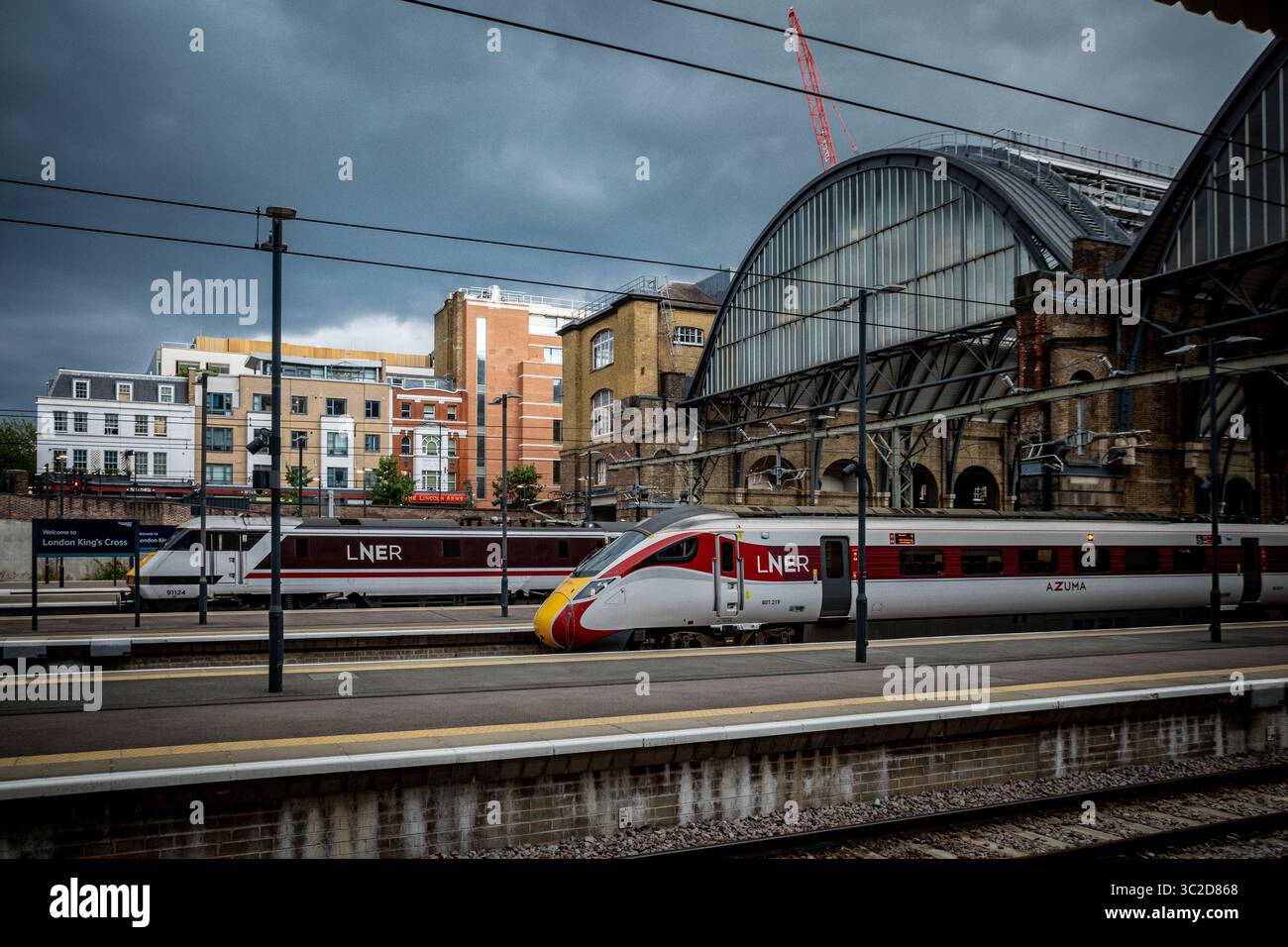 Stazione di Kings Cross a Londra. Treni LNER Azuma e LNER 225 Inter City alla stazione di Kings Cross nel centro di Londra. Foto Stock