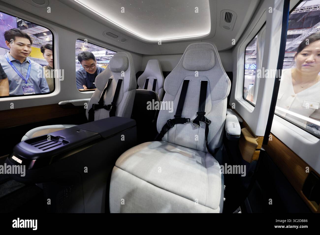 I visitatori imparano a conoscere l'ultima disposizione della cabina dell'aeromobile elettronico con decollo e atterraggio verticale (eVTOL). Shanghai, Cina. 23 luglio 2025. L'International Advanced Air Mobility Expo prende il via al National Exhibition and Convention Center nella municipalità di Shanghai, nella Cina orientale, il 23 luglio 2025. Credito: Yin Liqin/China News Service/Alamy Live News Foto Stock