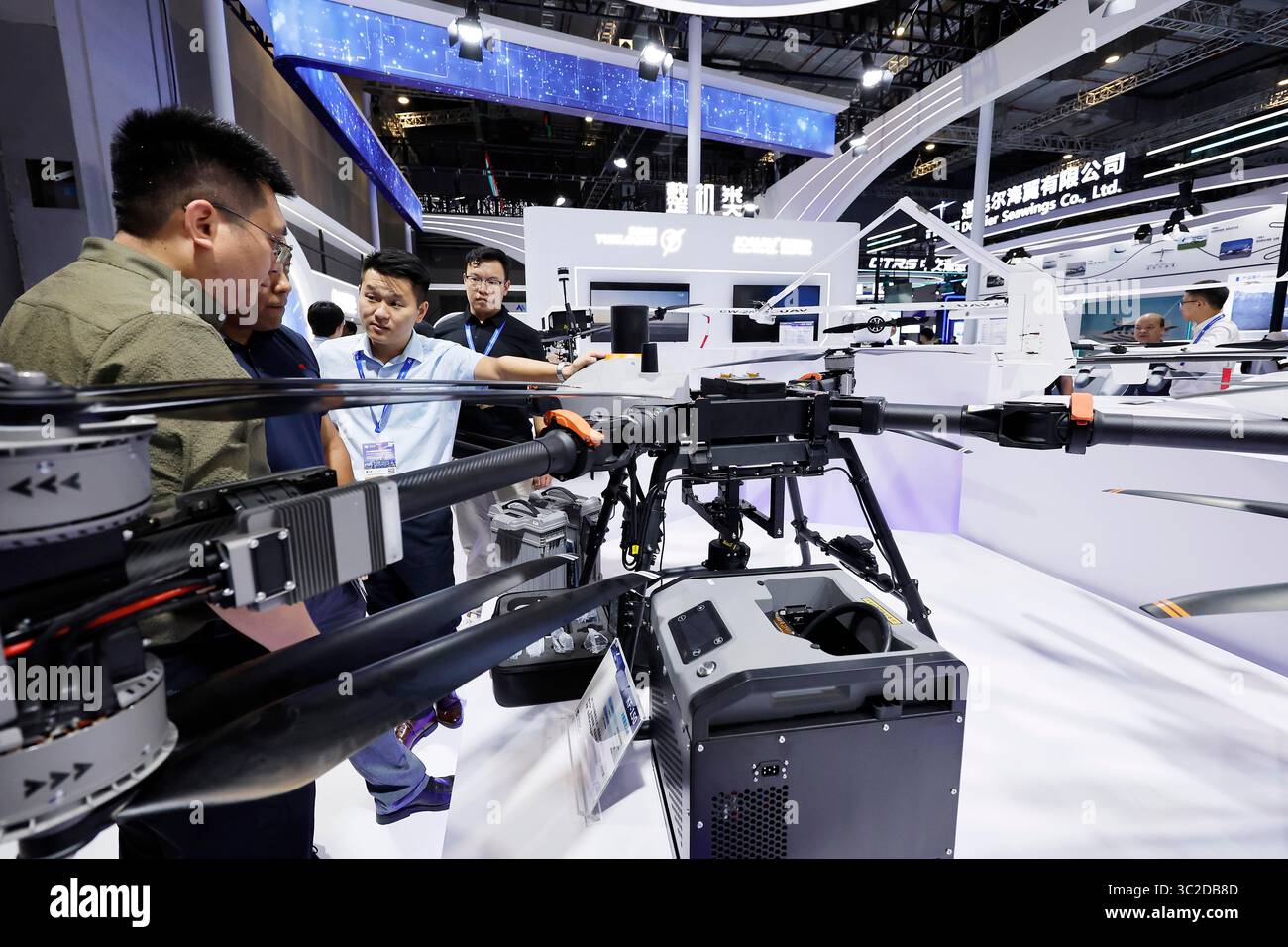 I visitatori imparano a conoscere un drone senza equipaggio. Shanghai, Cina. 23 luglio 2025. L'International Advanced Air Mobility Expo prende il via al National Exhibition and Convention Center nella municipalità di Shanghai, nella Cina orientale, il 23 luglio 2025. Credito: Yin Liqin/China News Service/Alamy Live News Foto Stock