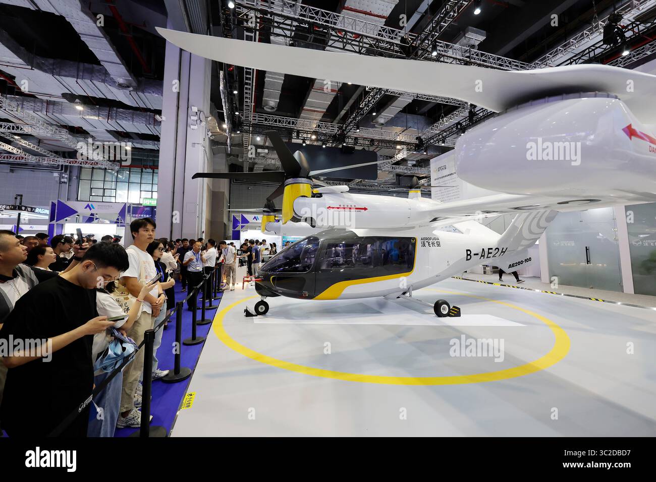 Il velivolo elettrico a decollo e atterraggio verticale (eVTOL) con rotore inclinabile con equipaggio sviluppato da Aerofugia. Aerofugia è uno dei principali sviluppatori cinesi di aeromobili eVTOL. Shanghai, Cina. 23 luglio 2025. L'International Advanced Air Mobility Expo prende il via al National Exhibition and Convention Center nella municipalità di Shanghai, nella Cina orientale, il 23 luglio 2025. Credito: Yin Liqin/China News Service/Alamy Live News Foto Stock