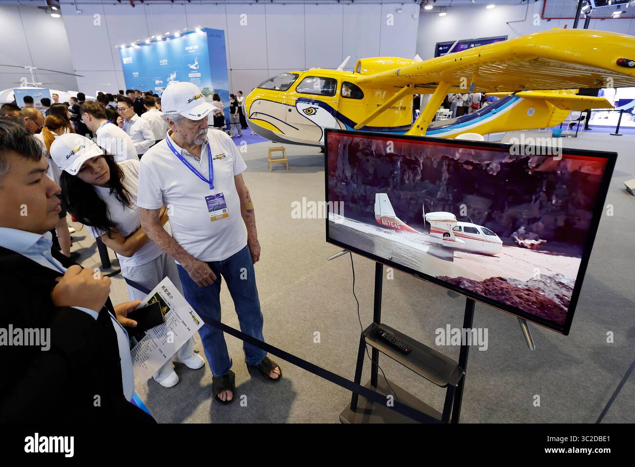 I visitatori guardano il video sugli aerei anfibi. Shanghai, Cina. 23 luglio 2025. L'International Advanced Air Mobility Expo prende il via al National Exhibition and Convention Center nella municipalità di Shanghai, nella Cina orientale, il 23 luglio 2025. Credito: Yin Liqin/China News Service/Alamy Live News Foto Stock