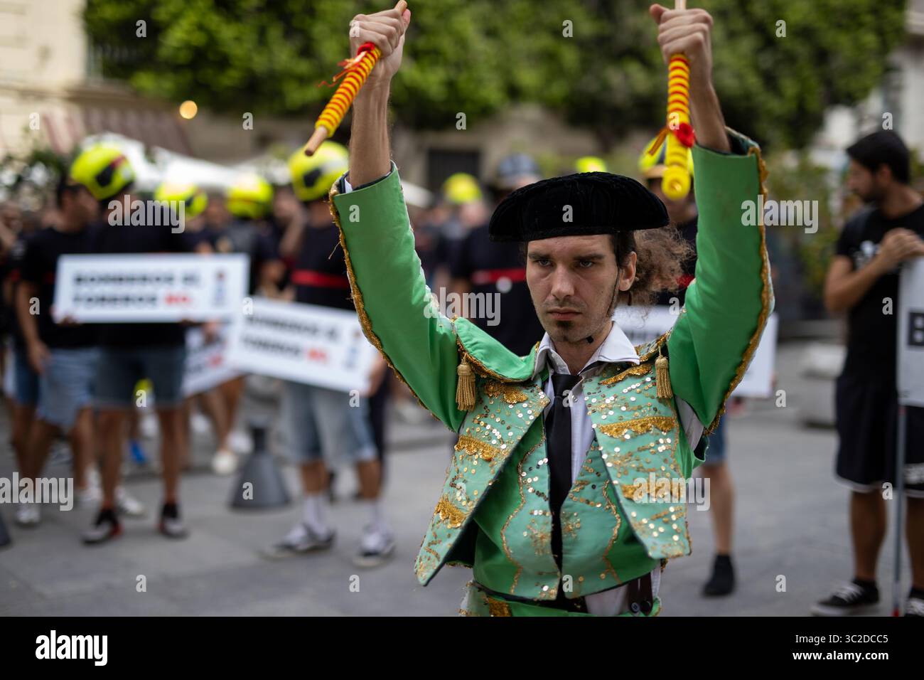 Valencia, Spagna. 23 luglio 2025. Protesta di fronte alla sede del Consiglio provinciale di Valencia, i rappresentanti degli attivisti del Consorzio dei vigili del fuoco di Valencia, che attualmente chiedono maggiori risorse in caso di future catastrofi naturali come il DANA (uragano nazionale) nell'ottobre 2024, e l'assegnazione di budget per gli eventi di corrida da da parte del governo valenciano, e gli attivisti per i diritti degli animali della PETA UK, hanno protestato in solidarietà con il Consorzio dei vigili del fuoco di Valencia. Crediti: D. Canales Carvajal/Alamy Live News Foto Stock