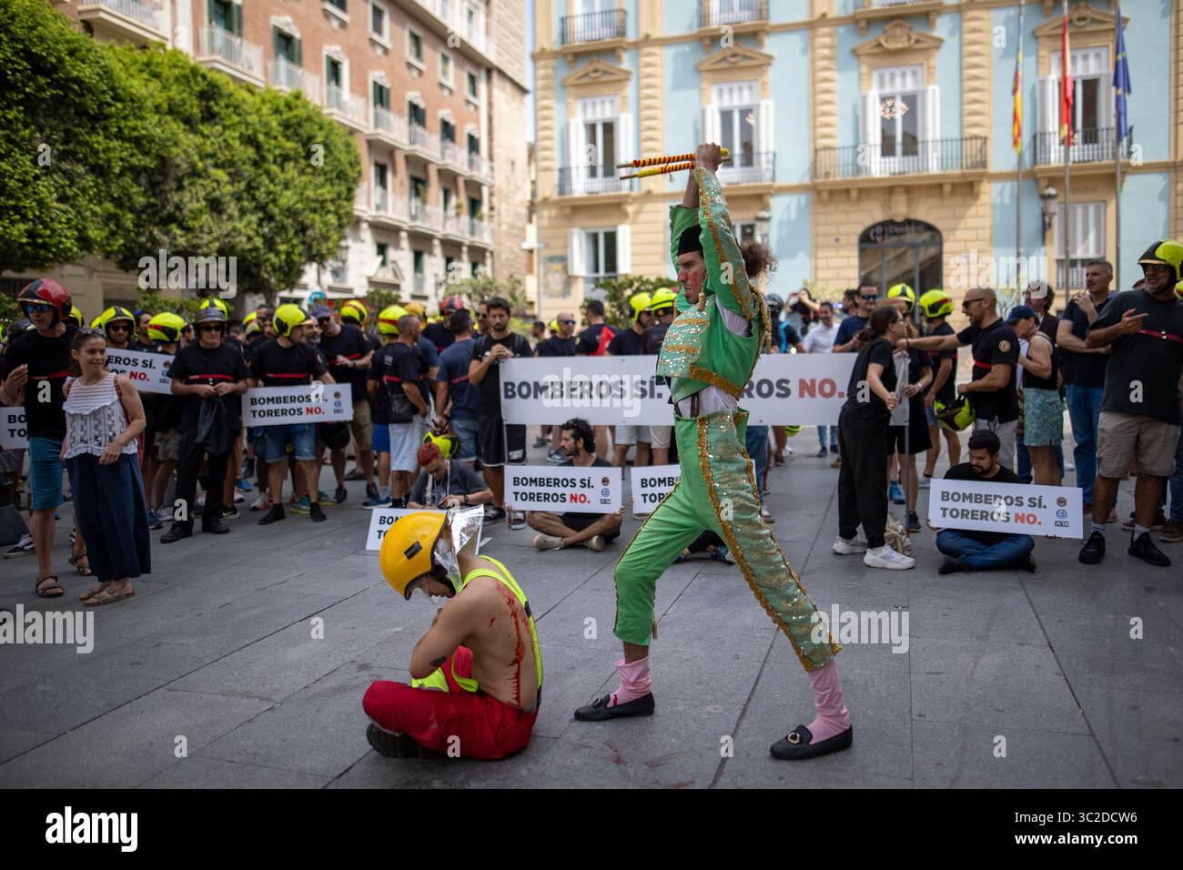 Valencia, Spagna. 23 luglio 2025. Protesta di fronte alla sede del Consiglio provinciale di Valencia, i rappresentanti degli attivisti del Consorzio dei vigili del fuoco di Valencia, che attualmente chiedono maggiori risorse in caso di future catastrofi naturali come il DANA (uragano nazionale) nell'ottobre 2024, e l'assegnazione di budget per gli eventi di corrida da da parte del governo valenciano, e gli attivisti per i diritti degli animali della PETA UK, hanno protestato in solidarietà con il Consorzio dei vigili del fuoco di Valencia. Crediti: D. Canales Carvajal/Alamy Live News Foto Stock