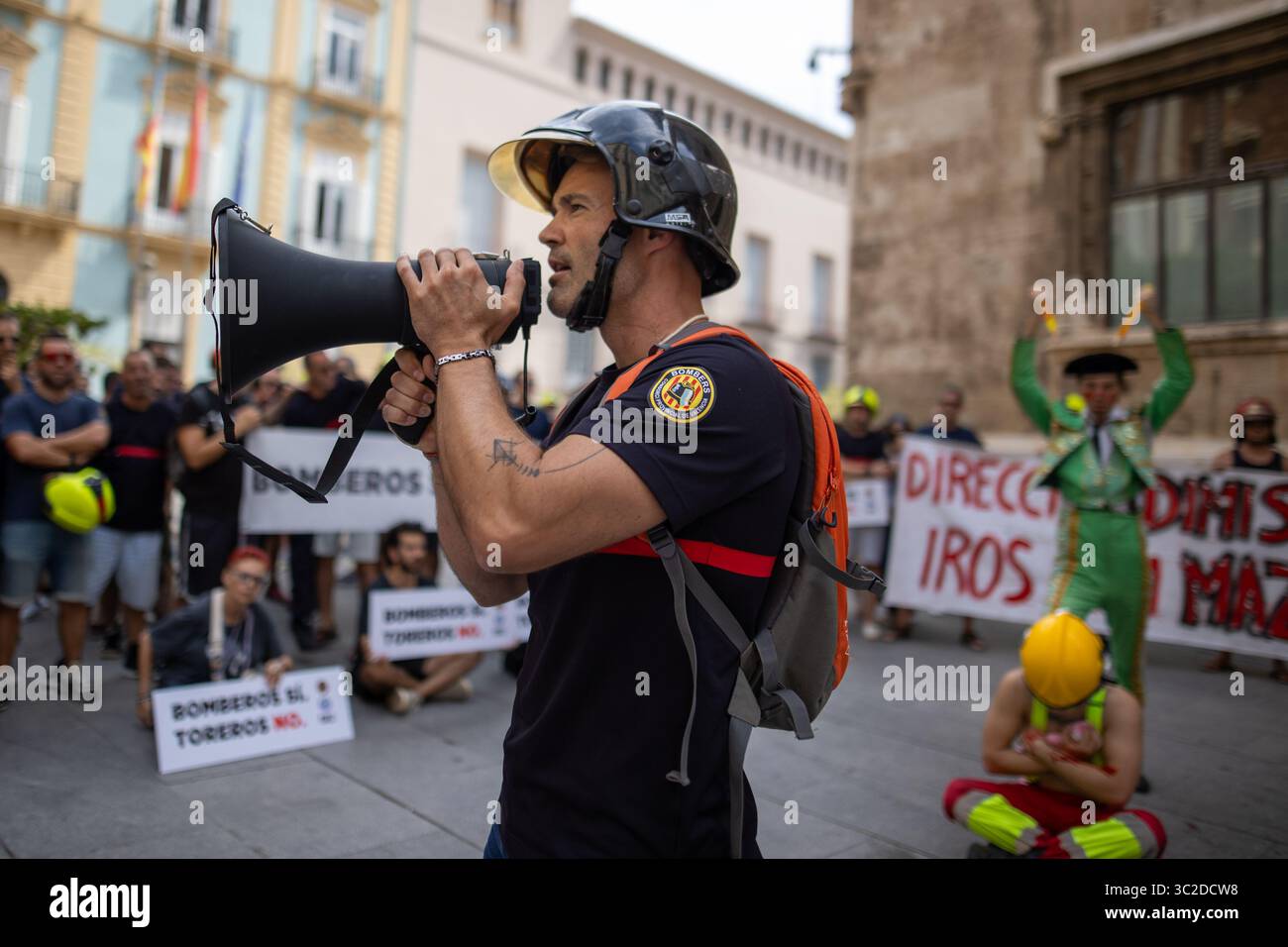 Valencia, Spagna. 23 luglio 2025. Protesta di fronte alla sede del Consiglio provinciale di Valencia, i rappresentanti degli attivisti del Consorzio dei vigili del fuoco di Valencia, che attualmente chiedono maggiori risorse in caso di future catastrofi naturali come il DANA (uragano nazionale) nell'ottobre 2024, e l'assegnazione di budget per gli eventi di corrida da da parte del governo valenciano, e gli attivisti per i diritti degli animali della PETA UK, hanno protestato in solidarietà con il Consorzio dei vigili del fuoco di Valencia. Crediti: D. Canales Carvajal/Alamy Live News Foto Stock
