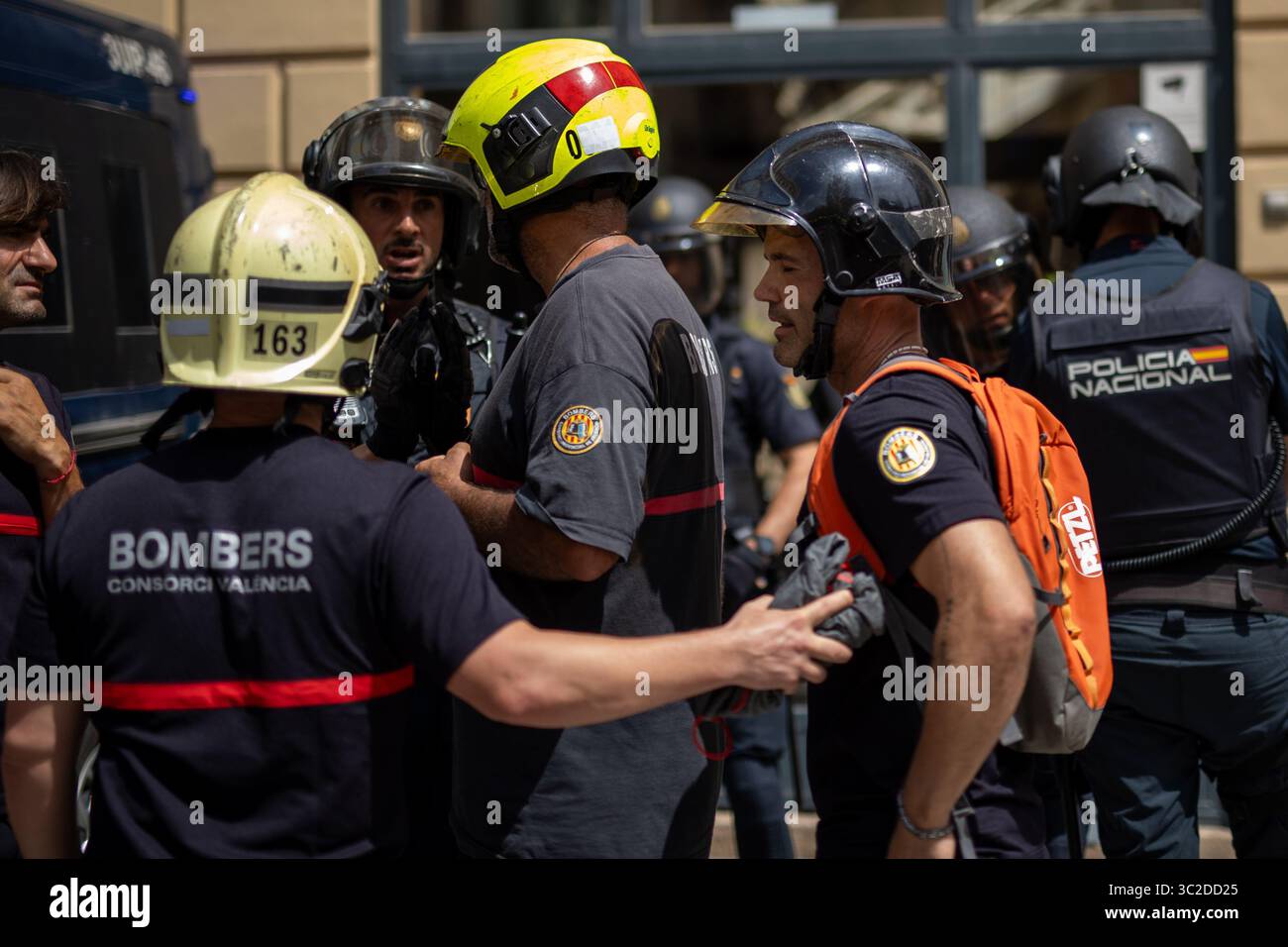 Valencia, Spagna. 23 luglio 2025. Protesta di fronte alla sede del Consiglio provinciale di Valencia, i rappresentanti degli attivisti del Consorzio dei vigili del fuoco di Valencia, che attualmente chiedono maggiori risorse in caso di future catastrofi naturali come il DANA (uragano nazionale) nell'ottobre 2024, e l'assegnazione di budget per gli eventi di corrida da da parte del governo valenciano, e gli attivisti per i diritti degli animali della PETA UK, hanno protestato in solidarietà con il Consorzio dei vigili del fuoco di Valencia. Crediti: D. Canales Carvajal/Alamy Live News Foto Stock