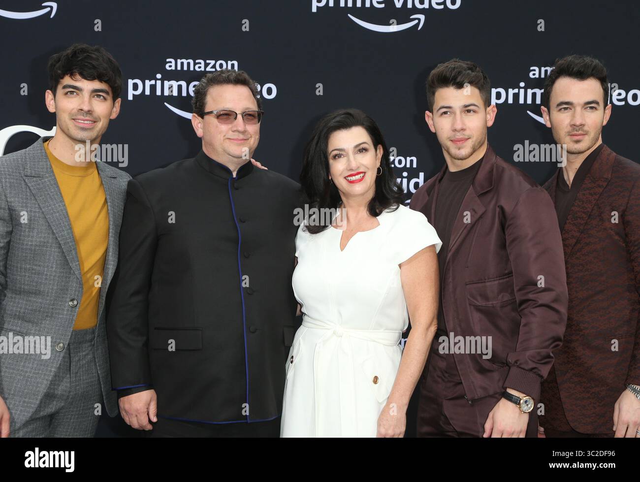 3 giugno 2019 - Los Angeles, CA, Stati Uniti - 3 giugno 2019 - Los Angeles, California - Joe Jonas, Paul Kevin Jonas, Sr., Denise Miller-Jonas, Nick Jonas, Kevin Jonas. Premiere di perfezione del Amazon Video ''a caccia di felicità" tenutosi presso il Regency Bruin Theatre. Photo credit: Faye Sadou/AdMedia (credito Immagine: © Faye Sadou/AdMedia via ZUMA filo) Foto Stock