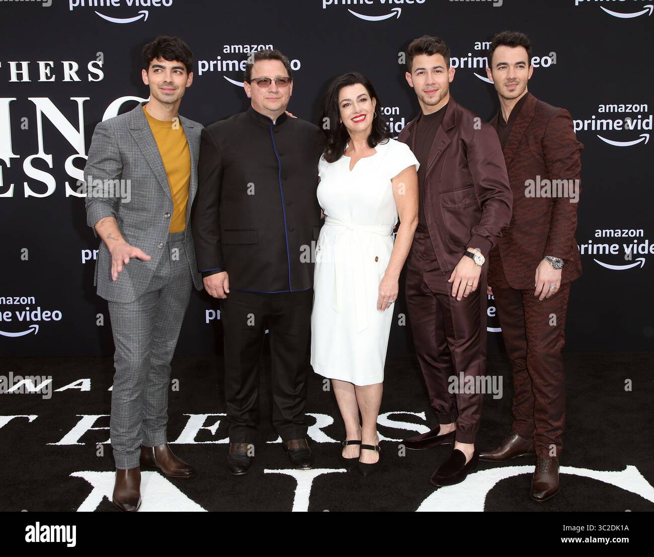 4 giugno 2019 - la, Stati Uniti d'America - Joe Jonas, Paul Kevin Jonas, Sr., Denise Miller Jonas, Nick Jonas e Kevin Jonas arrivano alla prima di "Chasing Happiness" al Regency Bruin Theatre il 3 giugno 2019 a Los Angeles (Credit Image: © Famous/Ace Pictures via ZUMA Press) Foto Stock