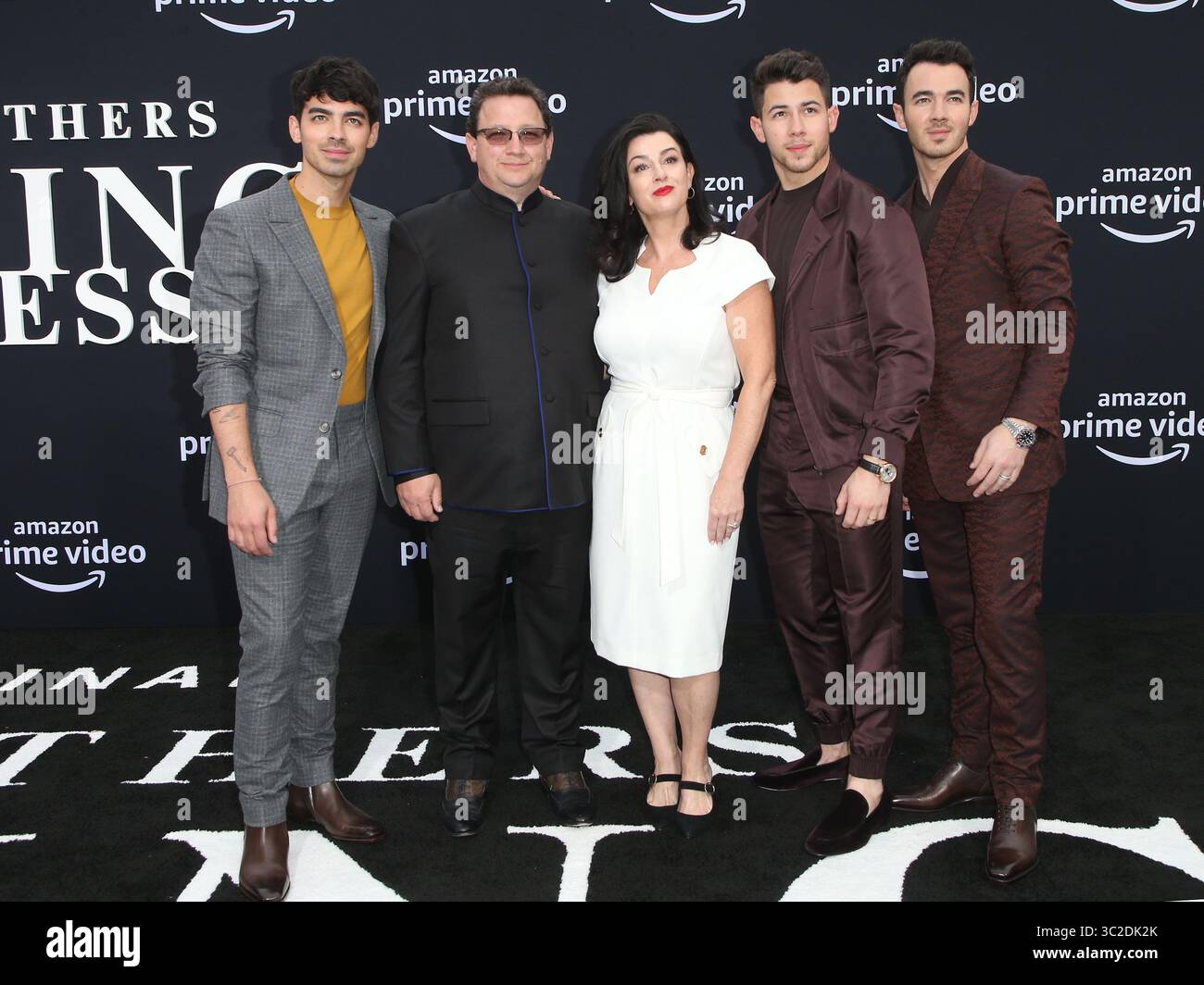 4 giugno 2019 - la, Stati Uniti d'America - Joe Jonas, Paul Kevin Jonas, Sr., Denise Miller Jonas, Nick Jonas e Kevin Jonas arrivano alla prima di "Chasing Happiness" al Regency Bruin Theatre il 3 giugno 2019 a Los Angeles (Credit Image: © Famous/Ace Pictures via ZUMA Press) Foto Stock