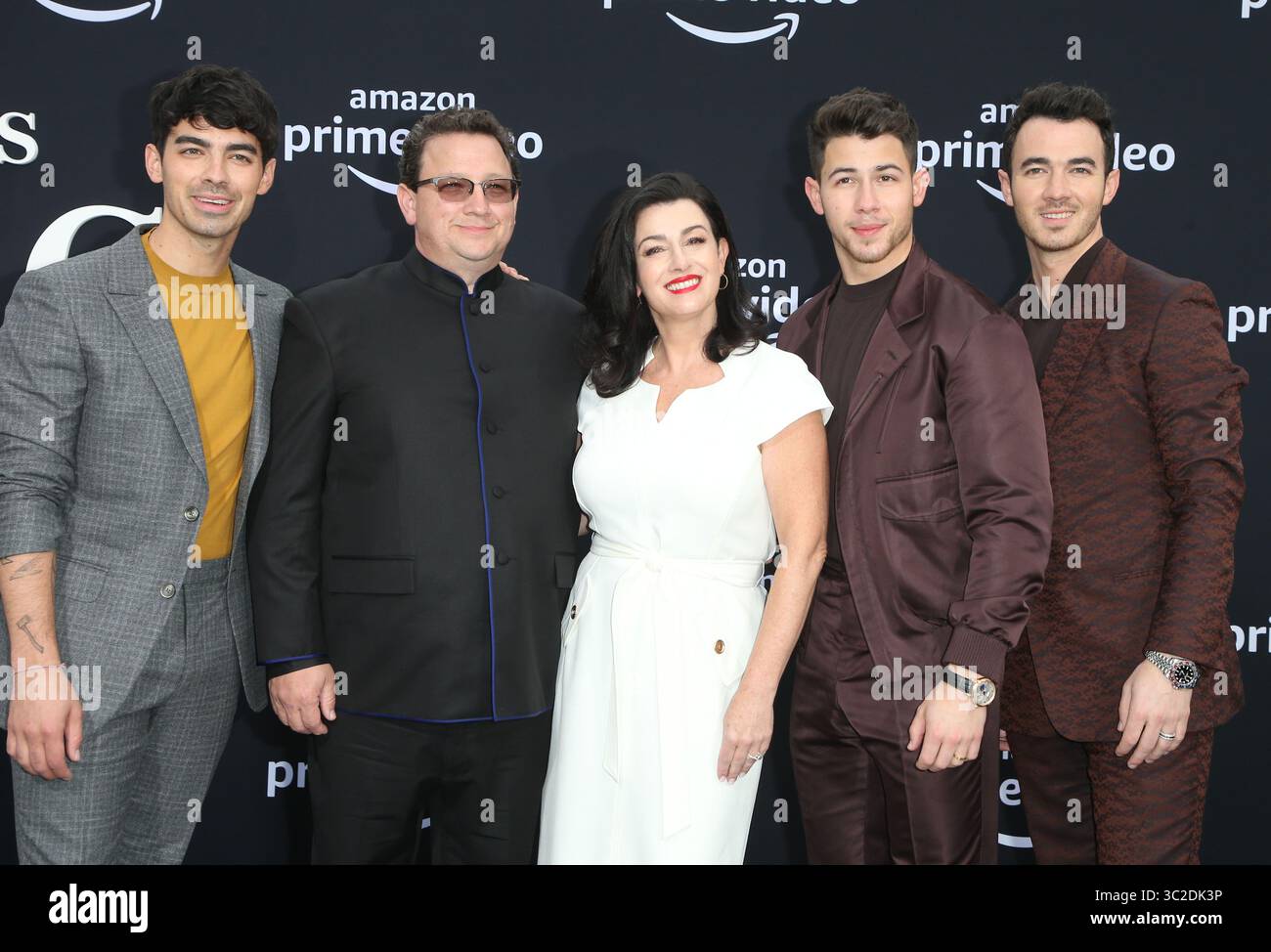 4 giugno 2019 - la, Stati Uniti d'America - Joe Jonas, Paul Kevin Jonas, Sr., Denise Miller Jonas, Nick Jonas e Kevin Jonas arrivano alla prima di "Chasing Happiness" al Regency Bruin Theatre il 3 giugno 2019 a Los Angeles (Credit Image: © Famous/Ace Pictures via ZUMA Press) Foto Stock