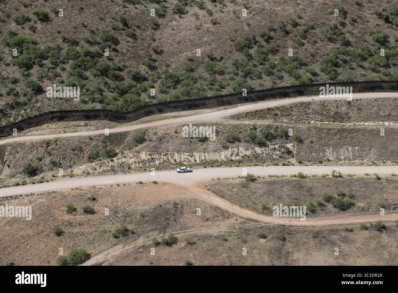 29 maggio 2019 - Sasebe, Arizona, Stati Uniti d'America - Vista aerea del confine meridionale degli Stati Uniti a Sonora, Messico con un veicolo di pattuglia di confine che pattuglia la strada da un elicottero UH-60 Blackhawk della dogana degli Stati Uniti 29 maggio 2019 su Sasabe, Arizona. (Immagine di credito: © James K. McCann via ZUMA Wire) Foto Stock
