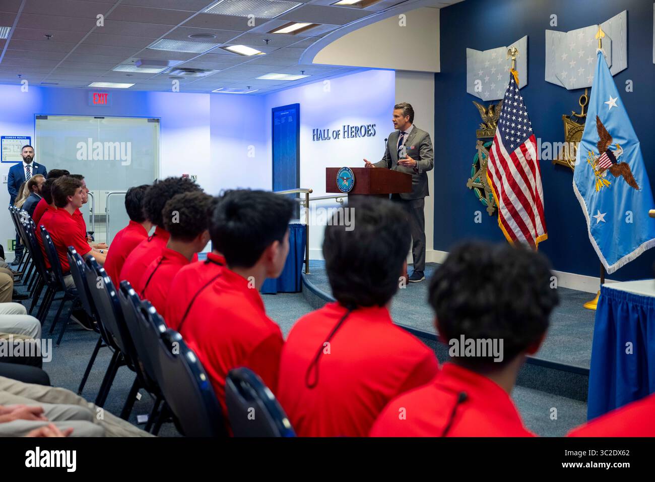 Il Segretario alla difesa Pete Hegseth parla agli studenti della American Legion Boys Nation al Pentagono, Washington, D.C., 23 luglio 2025. (Foto del DoD di U.S. Air Force staff Sgt. Madelyn Keech) Foto Stock