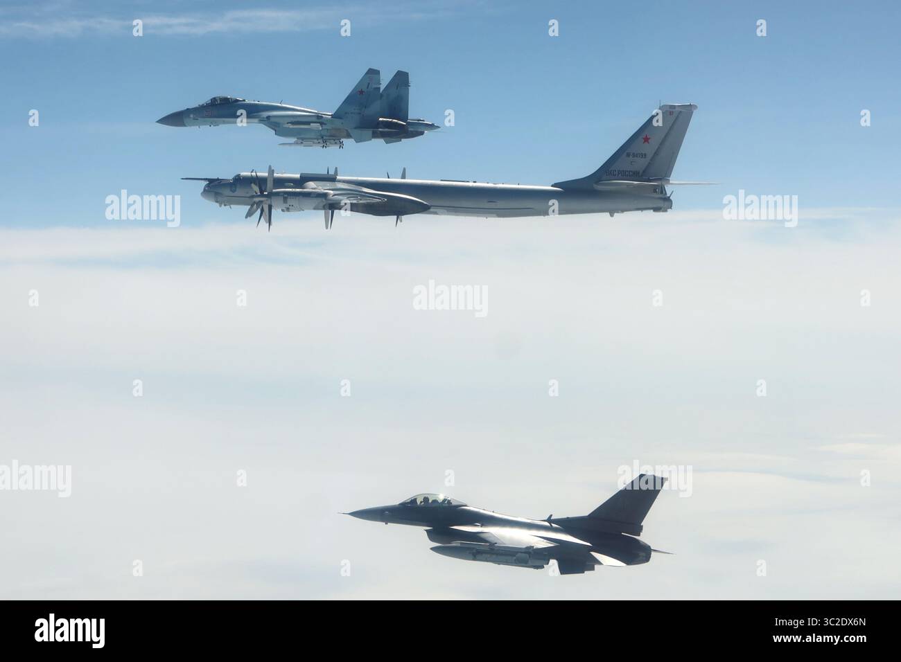 Il North American Aerospace Defense Command (NORAD) F-16 Fighting Falcon identificò e intercettò positivamente aerei militari russi tu-95 e su-35 sul Mare di Bering, 22 luglio 2025. Il NORAD utilizza una rete di difesa stratificata di satelliti, radar terrestri e aviotrasportati e aerei da caccia per rilevare e tracciare gli aeromobili e informare le azioni appropriate. NORAD rimane pronto a impiegare una serie di opzioni di risposta in difesa del Nord America e di incontrare la presenza con la presenza. (Foto del Dipartimento della difesa degli Stati Uniti) Foto Stock