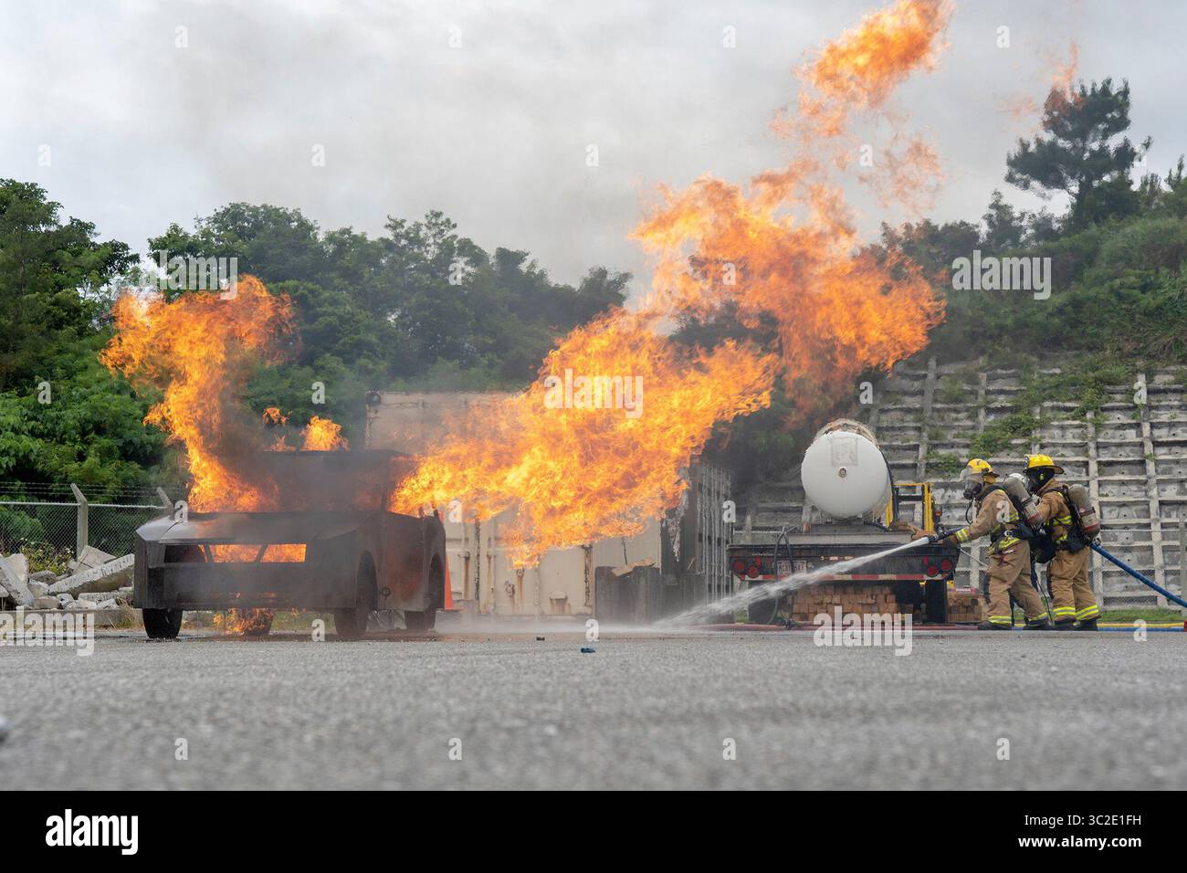 30 maggio 2019 - Camp Hansen, Okinawa, Giappone - installazioni del corpo dei Marines Pacific Fire and Emergency Services estinguono un incendio simulato su un veicolo, 29 maggio 2019 a Camp Hansen, Okinawa, Giappone. MCIPAC Fire and Emergency Services si è formato insieme ai tecnici di soccorso del reparto dei vigili del fuoco di Kadena e al Corpsman della Marina degli Stati Uniti dall'ospedale navale di Okinawa per affrontare scenari di possibile terrorismo e, o, collasso strutturale a causa degli elementi ambientali presentati su Okinawa. (Immagine di credito: © U.S. Marines/ZUMA Wire/ZUMAPRESS.com) Foto Stock