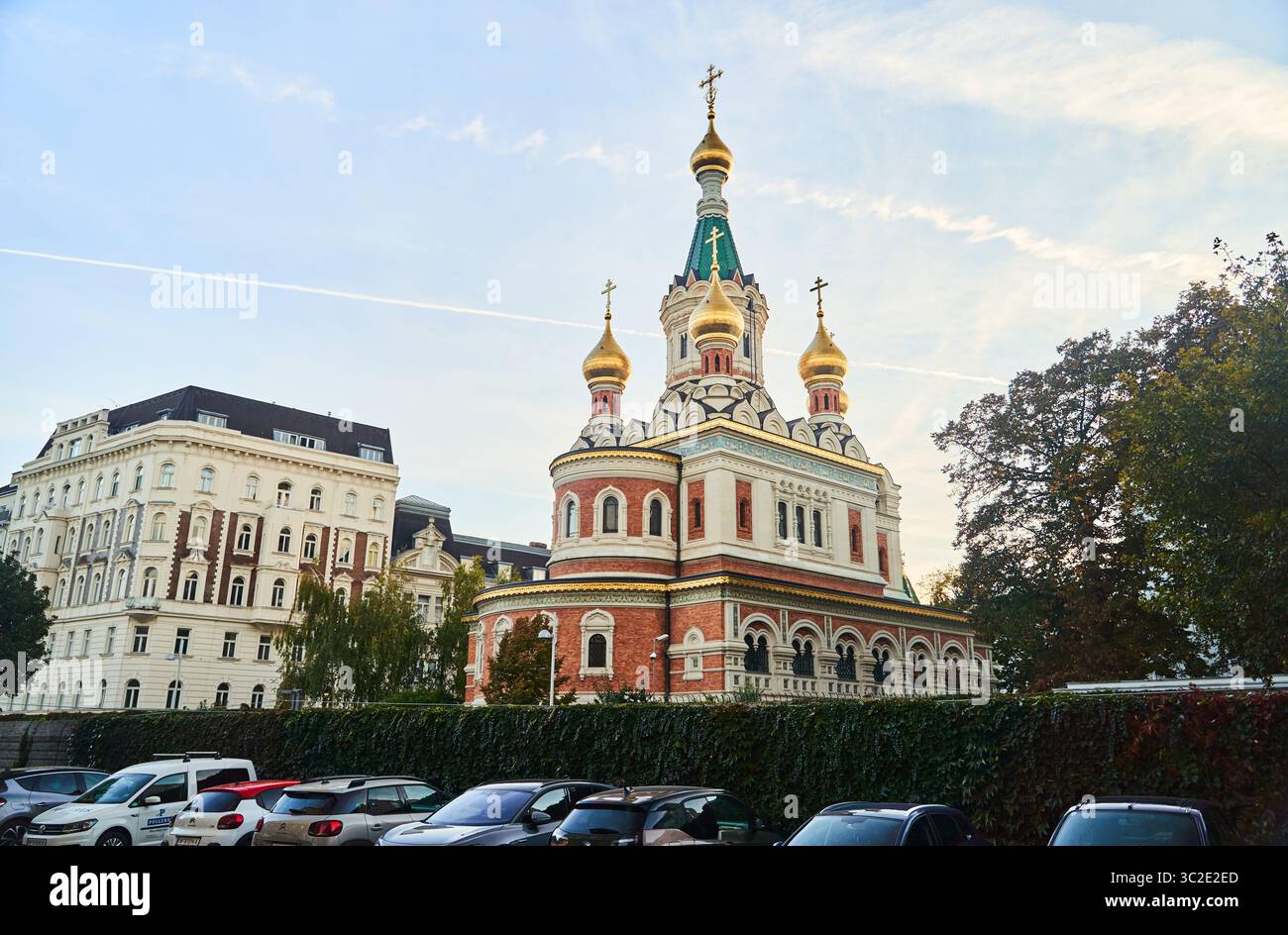 VIENNA, AUSTRIA - 10.10.2022: Una bellissima chiesa ortodossa russa caratterizzata dalle sue cupole colorate e ornate Foto Stock