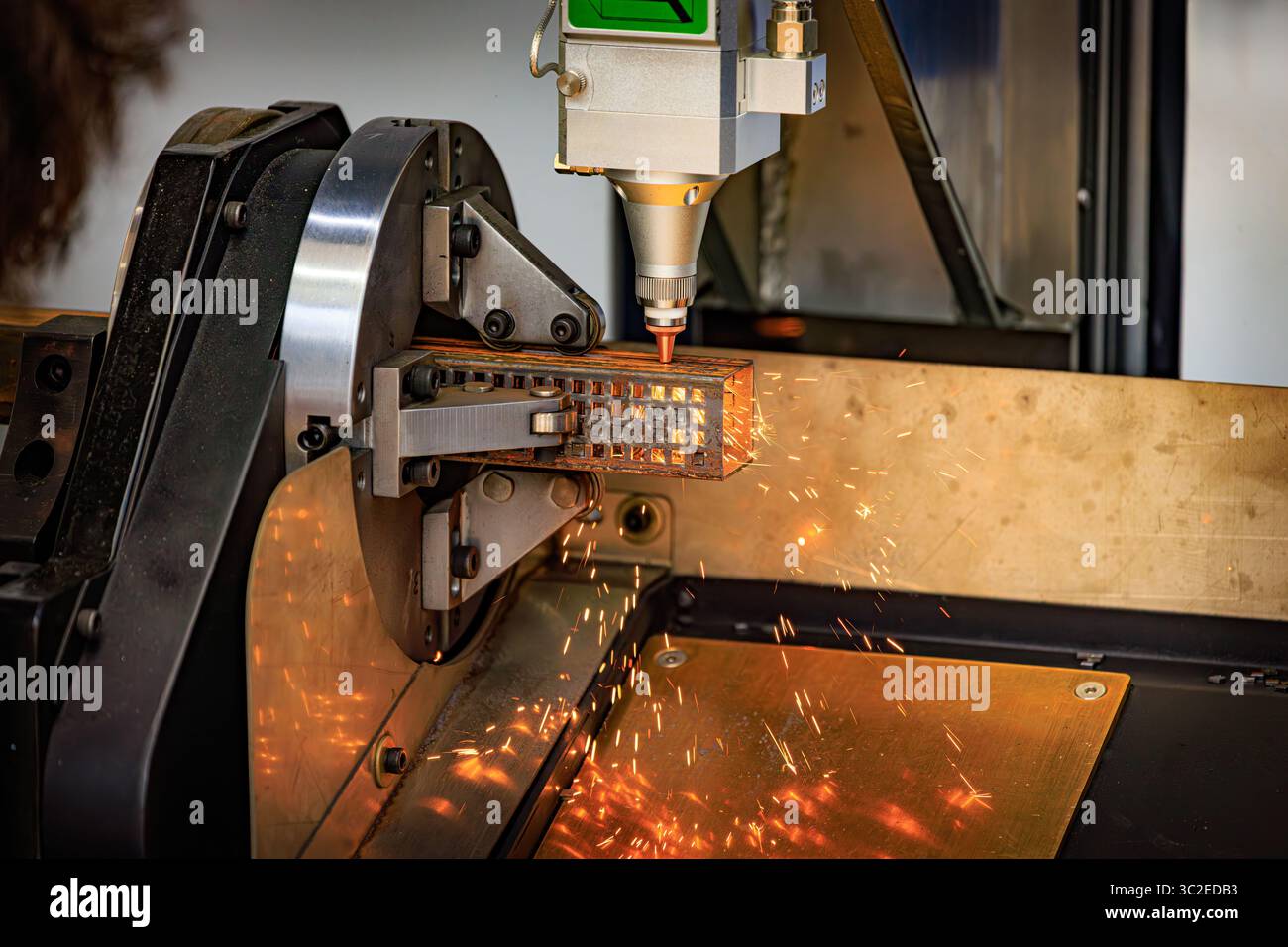 Taglio laser CNC e gas di metalli, moderna tecnologia industriale che rende dettagli industriali. L'ottica laser e il CNC vengono utilizzati per dirigere il materiale o Foto Stock