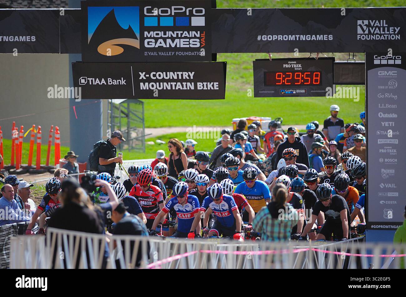 8 giugno 2019: Ciclisti professionisti da uomo alla linea di partenza della gara di fondo GoPro Mountain Games. Ogni estate a Vail, Colorado, si radunano atleti di avventura provenienti da tutto il mondo per celebrare la più grande festa del Nord America per gare di sport d'avventura, arte e musica. Vail, Colorado.(immagine di credito: &Copy; Larry Clouse/CSM tramite cavo ZUMA) Foto Stock
