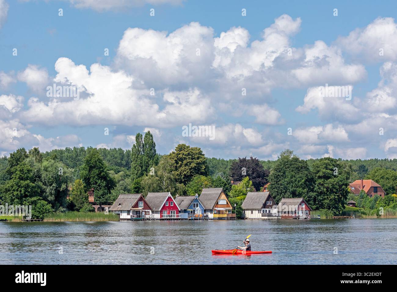 Case per barche, case per vacanze sul lago Mirow, canoa, Mirow, laghi del Meclemburgo, Meclemburgo-Pomerania occidentale, Germania Foto Stock