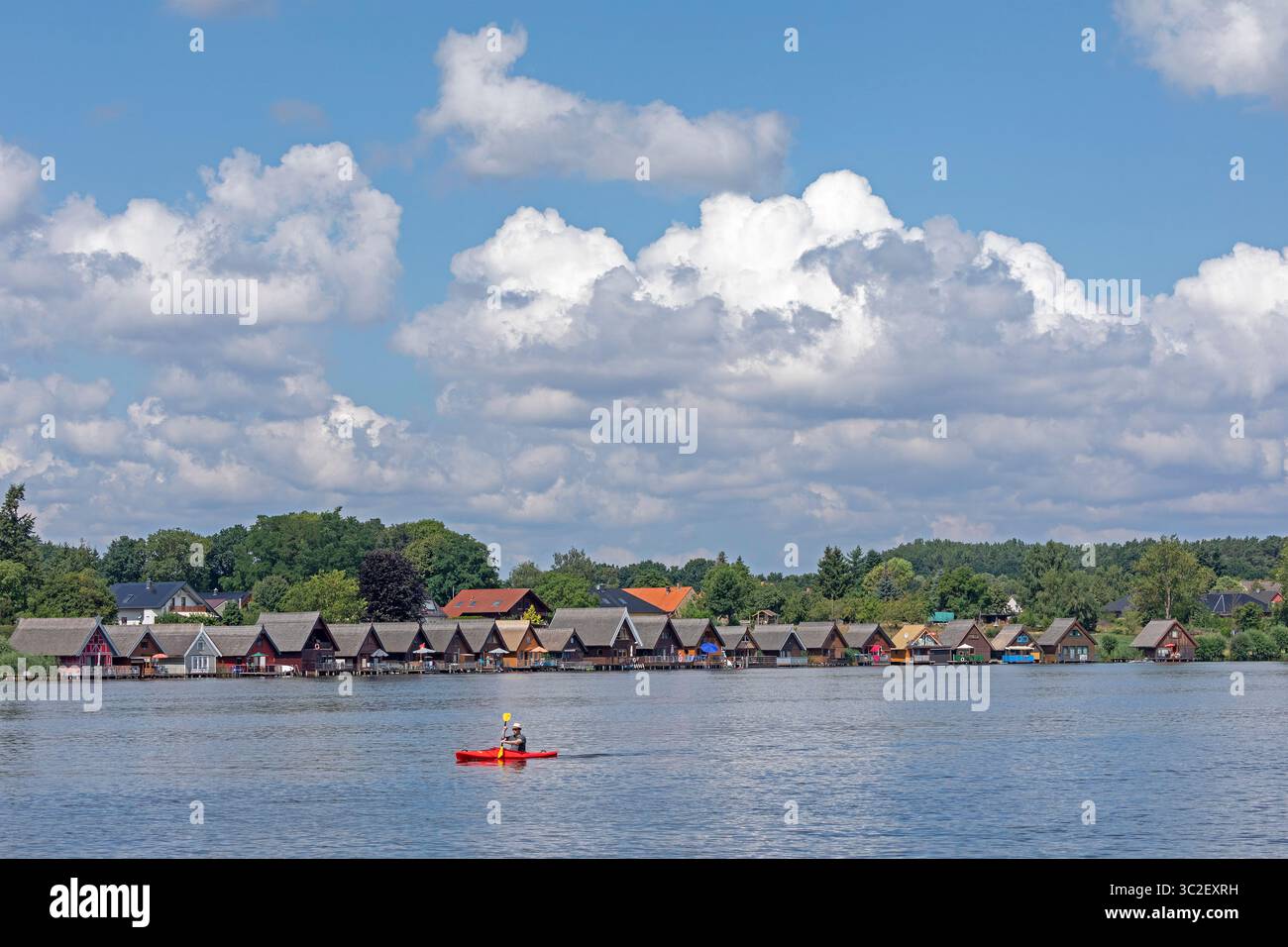 Case per barche, case per vacanze sul lago Mirow, canoa, Mirow, laghi del Meclemburgo, Meclemburgo-Pomerania occidentale, Germania Foto Stock