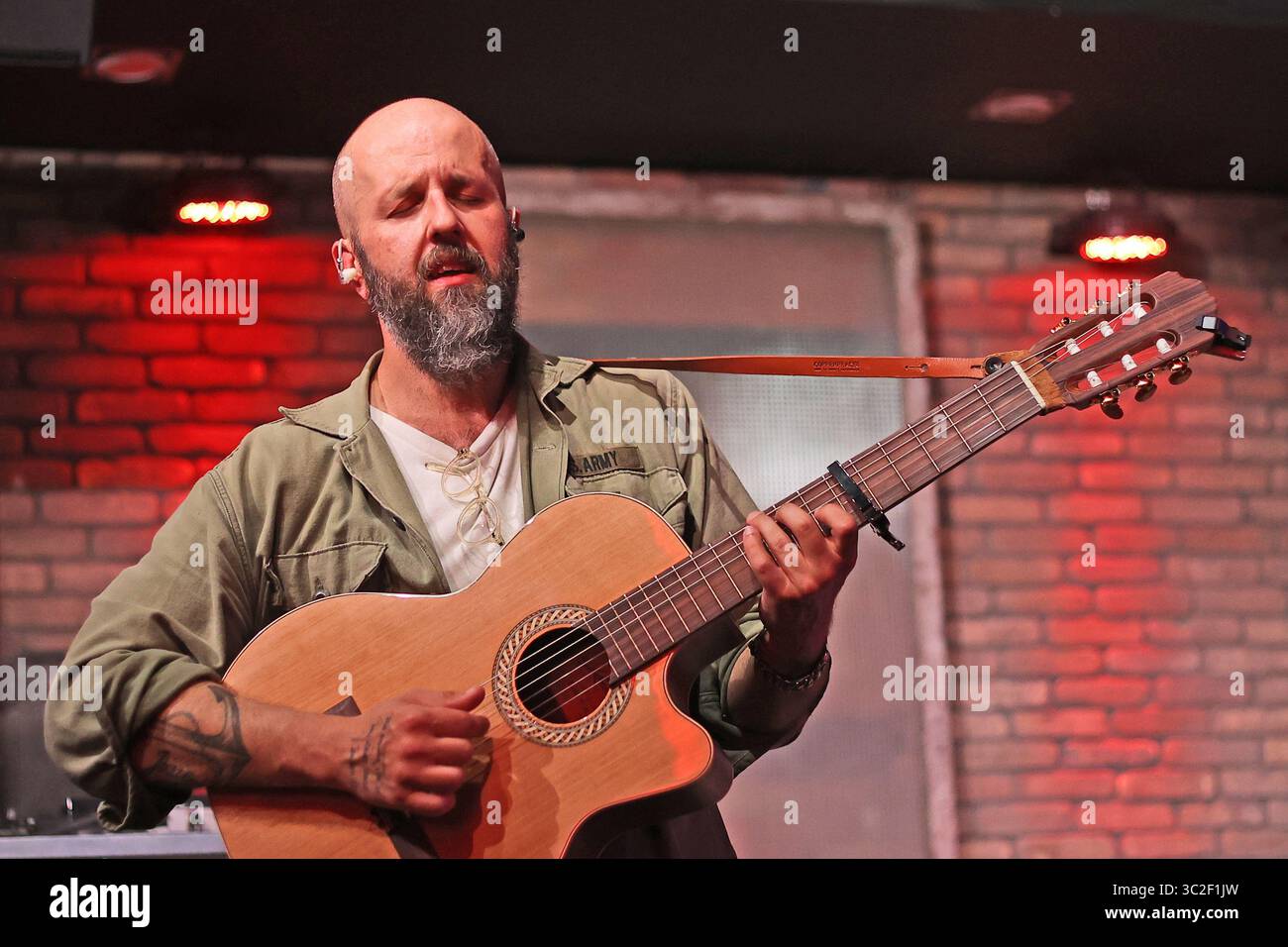 Il cantautore americano William Fitzsimmons si esibisce al Akvárium Klub di Budapest, Ungheria Foto Stock