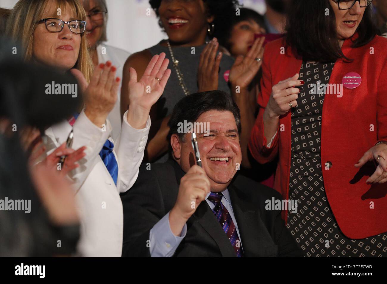 12 giugno 2019 - Chicago, il, USA - Illinois Gov. J.B. Pritzker firma la legge sulla salute riproduttiva con gli sponsor del disegno di legge del senatore dello Stato dell'Illinois Melinda Bush, a sinistra, e del rappresentante dello Stato dell'Illinois Kelly Cassidy, a destra, al Chicago Cultural Center mercoledì 12 giugno 2019. La legge stabilisce il "diritto fondamentale” di una donna incinta ad abortire e afferma che "un uovo fecondato, un embrione o un feto non ha diritti indipendenti”. (Jose M. Osorio/Chicago Tribune/TNS)&#xD;...OUTSIDE TRIBUNE CO.- , , , , CHICAGO OUT, NESSUNA MANIPOLAZIONE DIGITALE. (Immagine di credito: © TNS via cavo ZUMA) Foto Stock