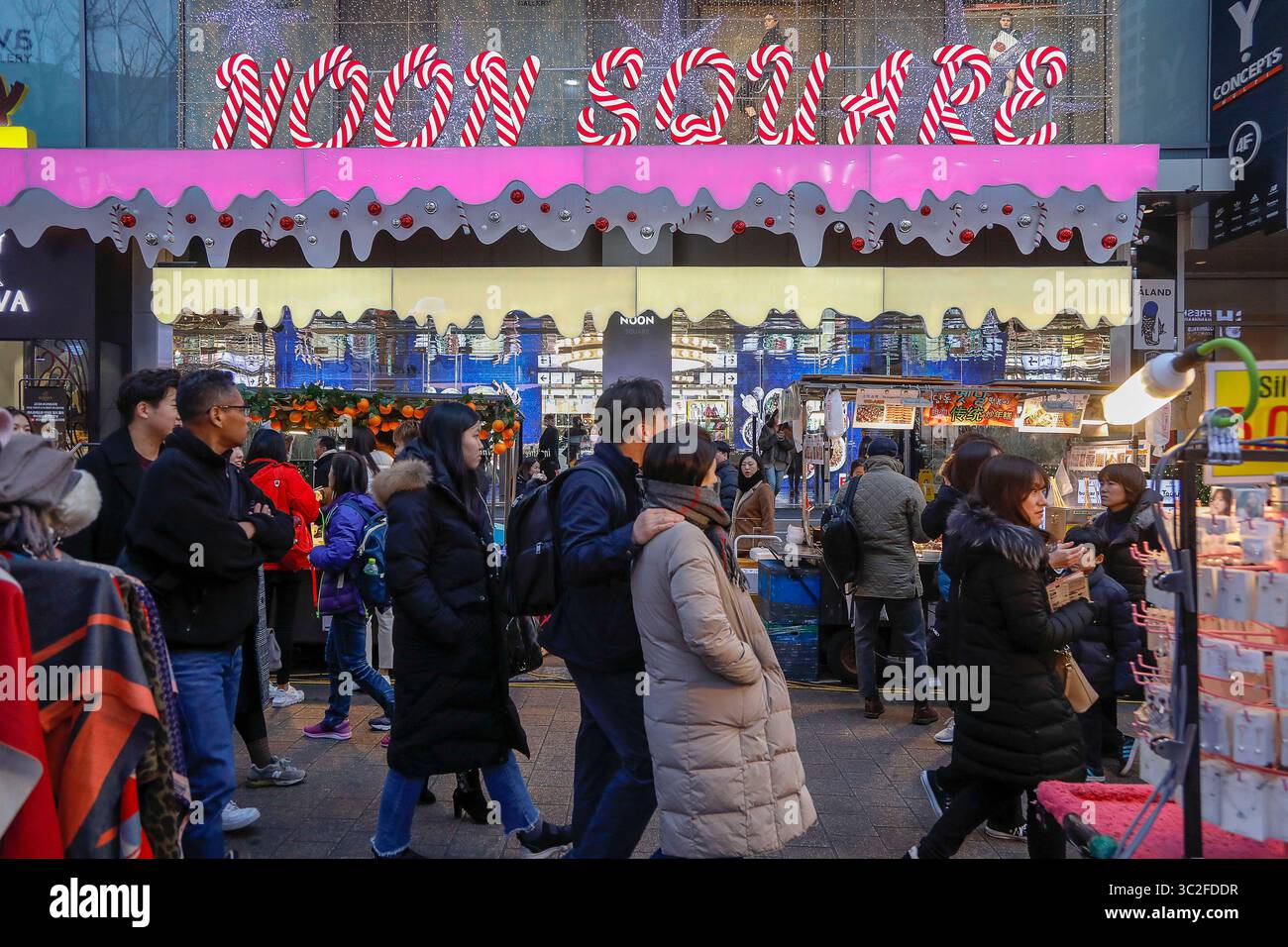 11 gennaio 2019 - Seoul, Corea del Sud - i visitatori che passano per strada e si godono la scena serale della strada sulla Myeongdong Fashion Street a Seoul, Corea del Sud. (Immagine di credito: © Ryu Seung-il/ZUMA Wire) Foto Stock
