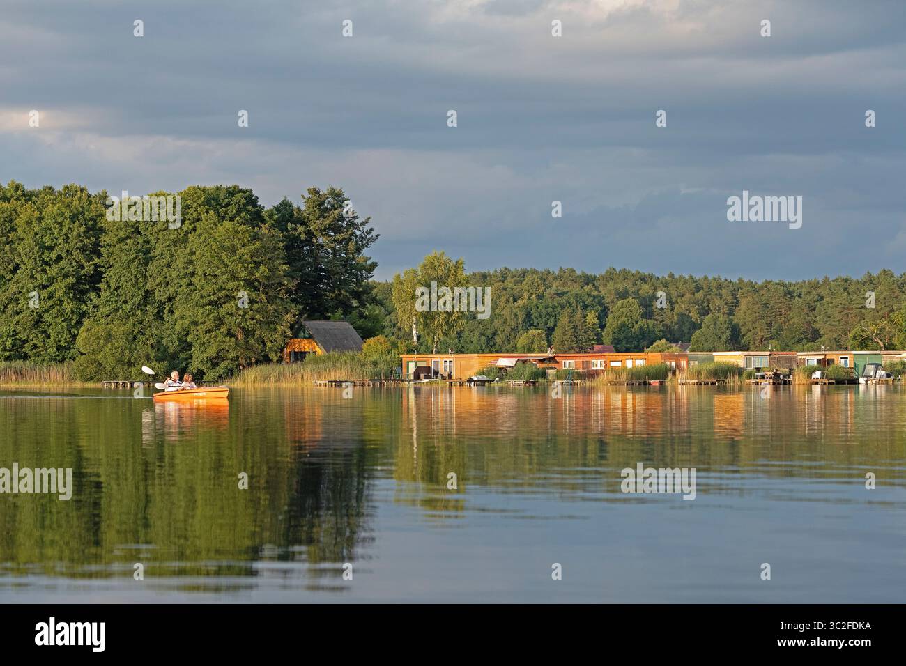 Canoa, case per barche, case per vacanze, lago Leppin, Rechlin, laghi del Meclemburgo, Meclemburgo-Pomerania occidentale, Germania Foto Stock