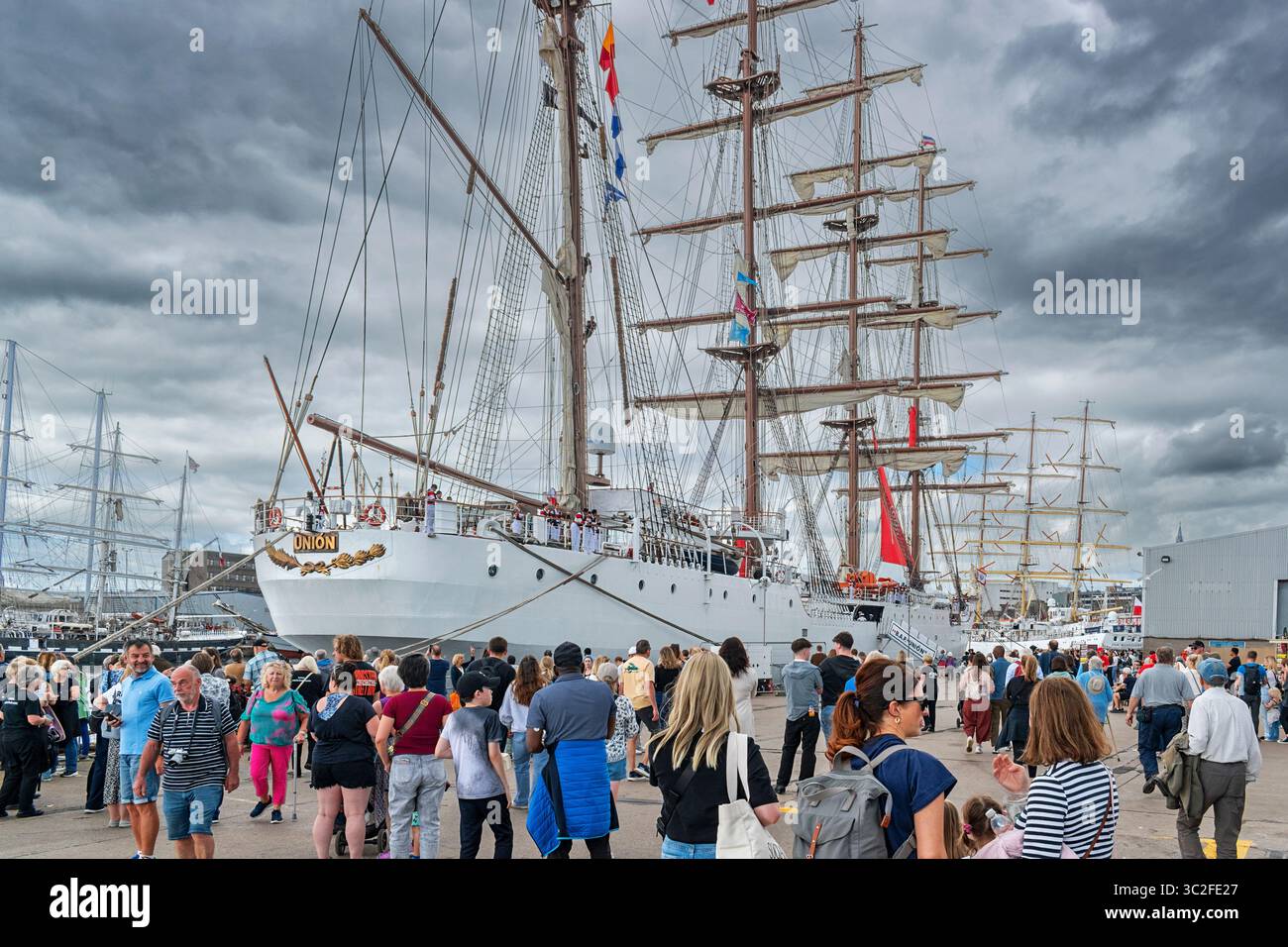 Navi da guerra Aberdeen Harbour Scotland molti visitatori a Regent Quay luglio 2025 Foto Stock