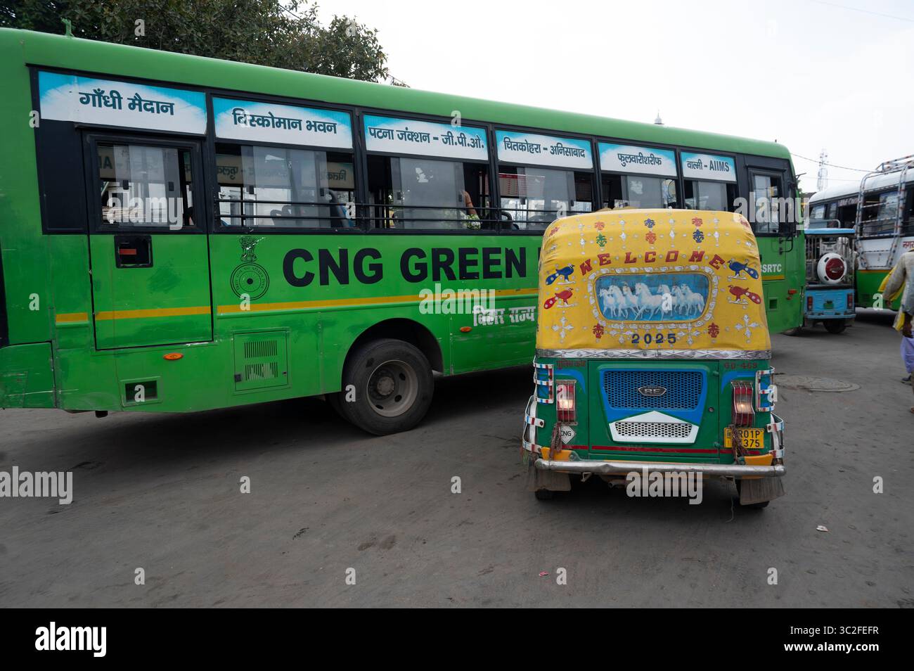 India, Patna. Bihar. Bus alimentato a metano (gas naturale compresso) e risciò automatico. Foto Stock