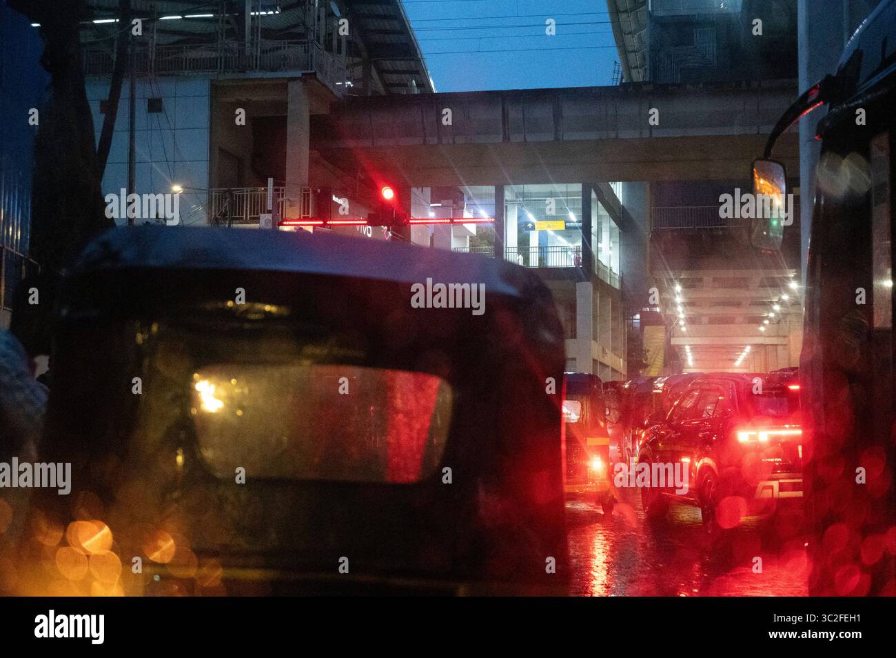 India, Mumbai. Traffico sotto la pioggia Foto Stock