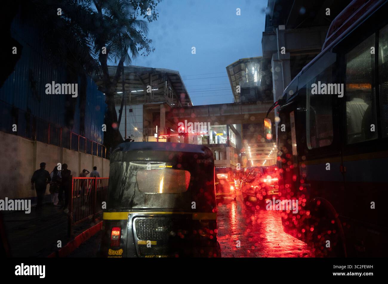 India, Mumbai. Traffico sotto la pioggia Foto Stock