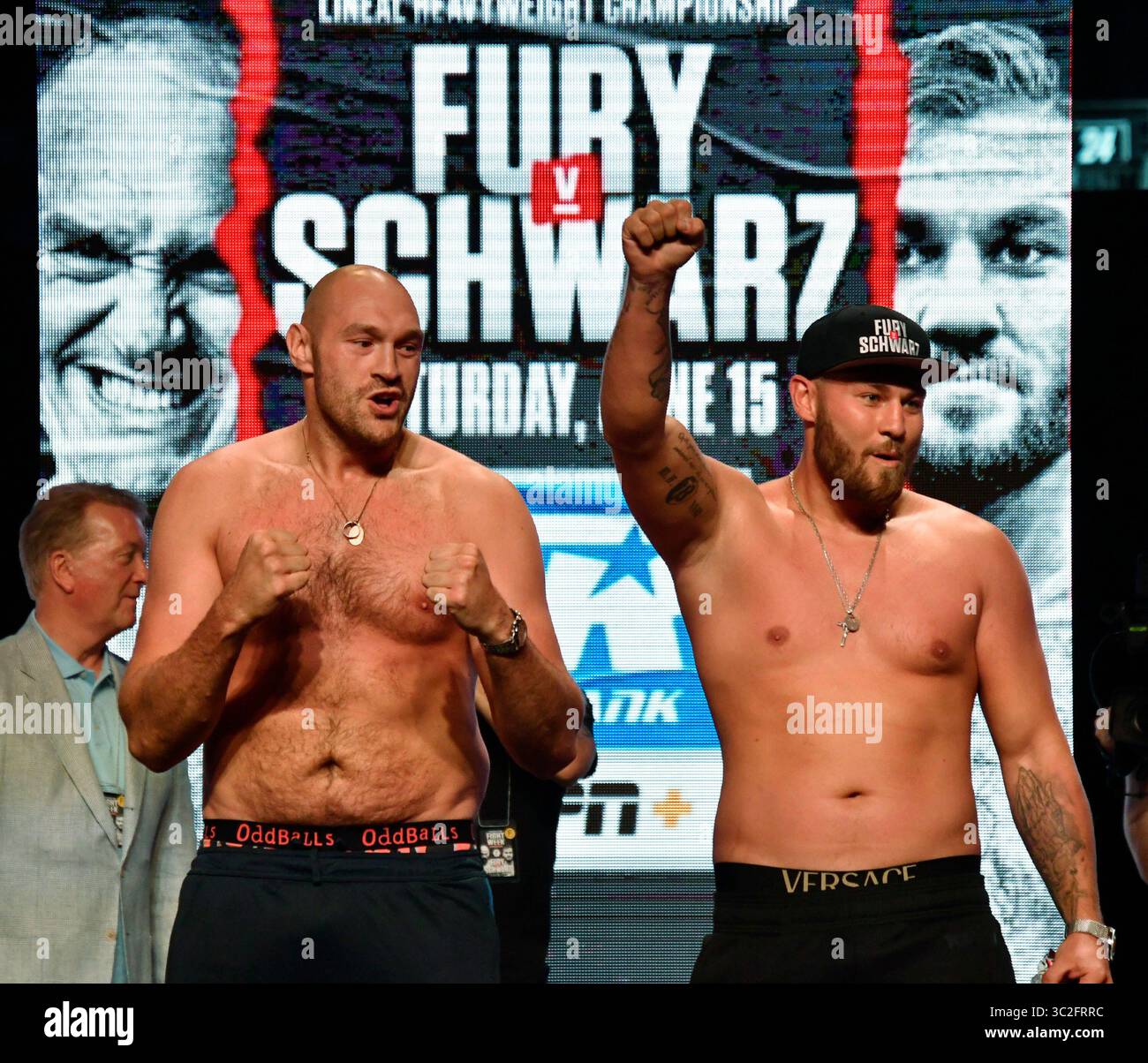 LAS VEGAS, NEVADA - 14 GIUGNO: I pugili Tyson Fury (L) e Tom Schwarz si affrontano durante una pesatura cerimoniale alla MGM Grand Garden Arena il 14 giugno 2019 a Las Vegas, Nevada. I due si incontreranno in un incontro di pesi massimi il 15 giugno alla MGM Grand Garden Arena di Las Vegas. (Immagine di credito: © Gene Blevins/ZUMA Wire) Foto Stock
