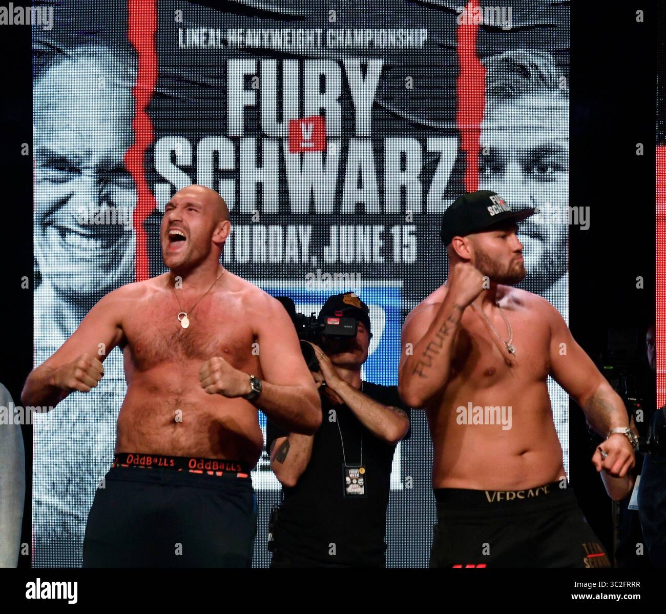 LAS VEGAS, NEVADA - 14 GIUGNO: I pugili Tyson Fury (L) e Tom Schwarz si affrontano durante una pesatura cerimoniale alla MGM Grand Garden Arena il 14 giugno 2019 a Las Vegas, Nevada. I due si incontreranno in un incontro di pesi massimi il 15 giugno alla MGM Grand Garden Arena di Las Vegas. (Immagine di credito: © Gene Blevins/ZUMA Wire) Foto Stock